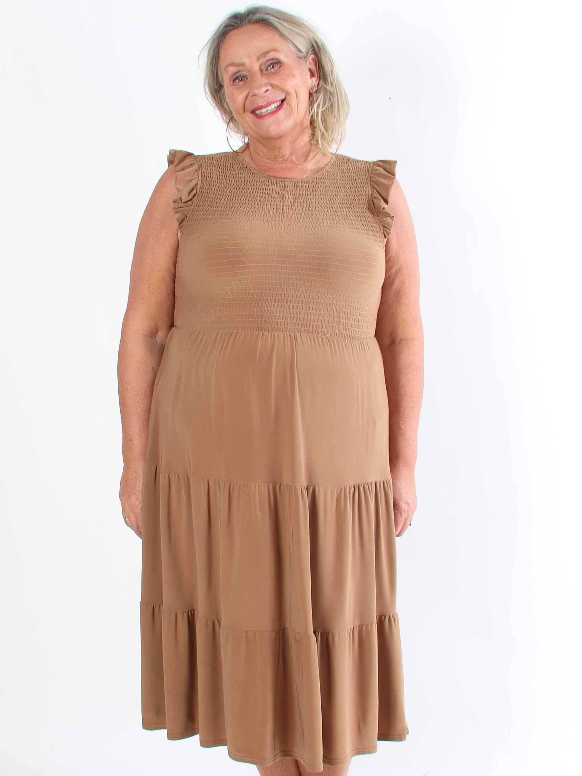 Kelly Sleeveless - Elastisk plus size-klänning med smockat bröst
