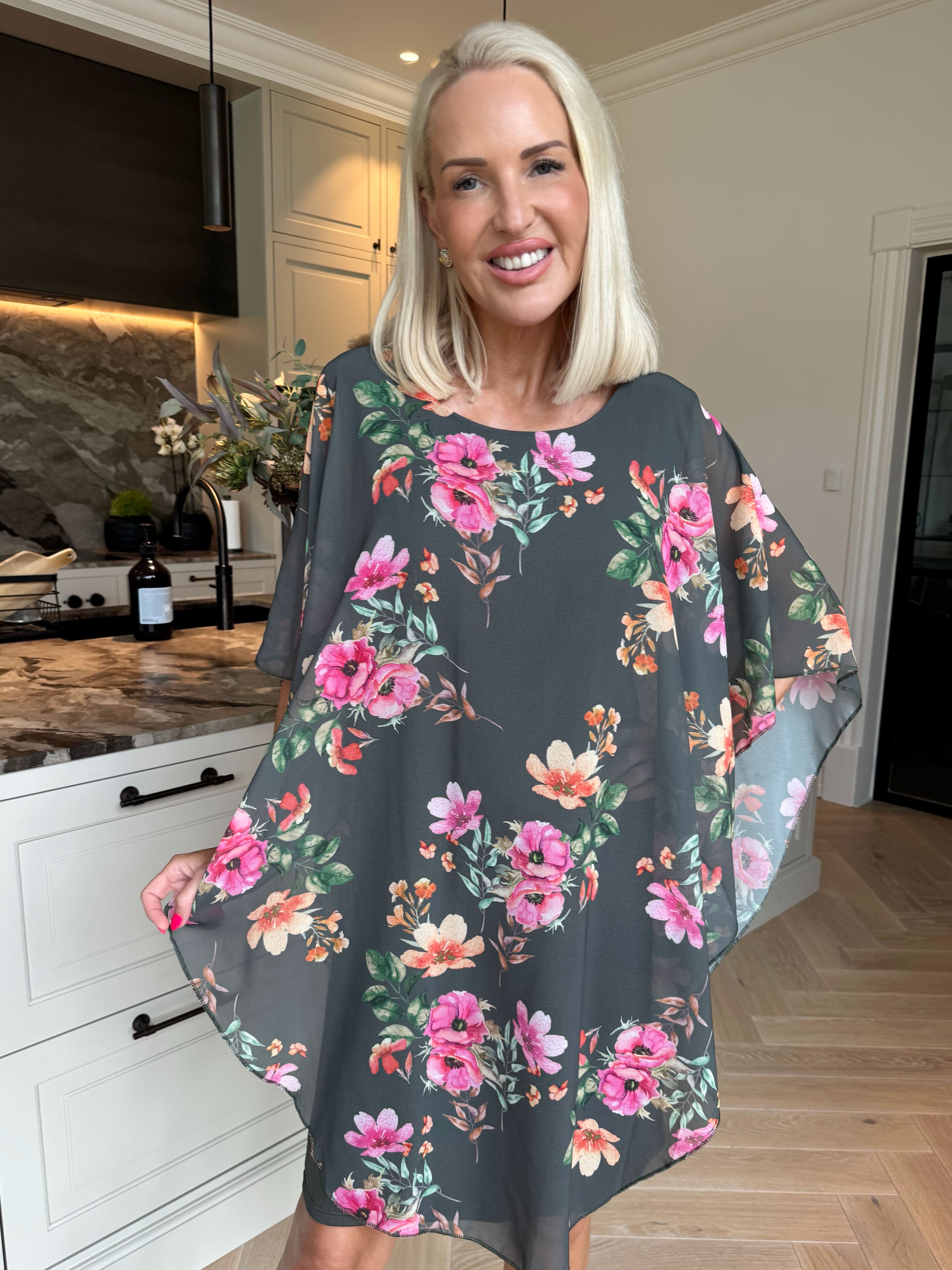 Kenya Fleur - Kjole med et let blomstret chiffonstykke