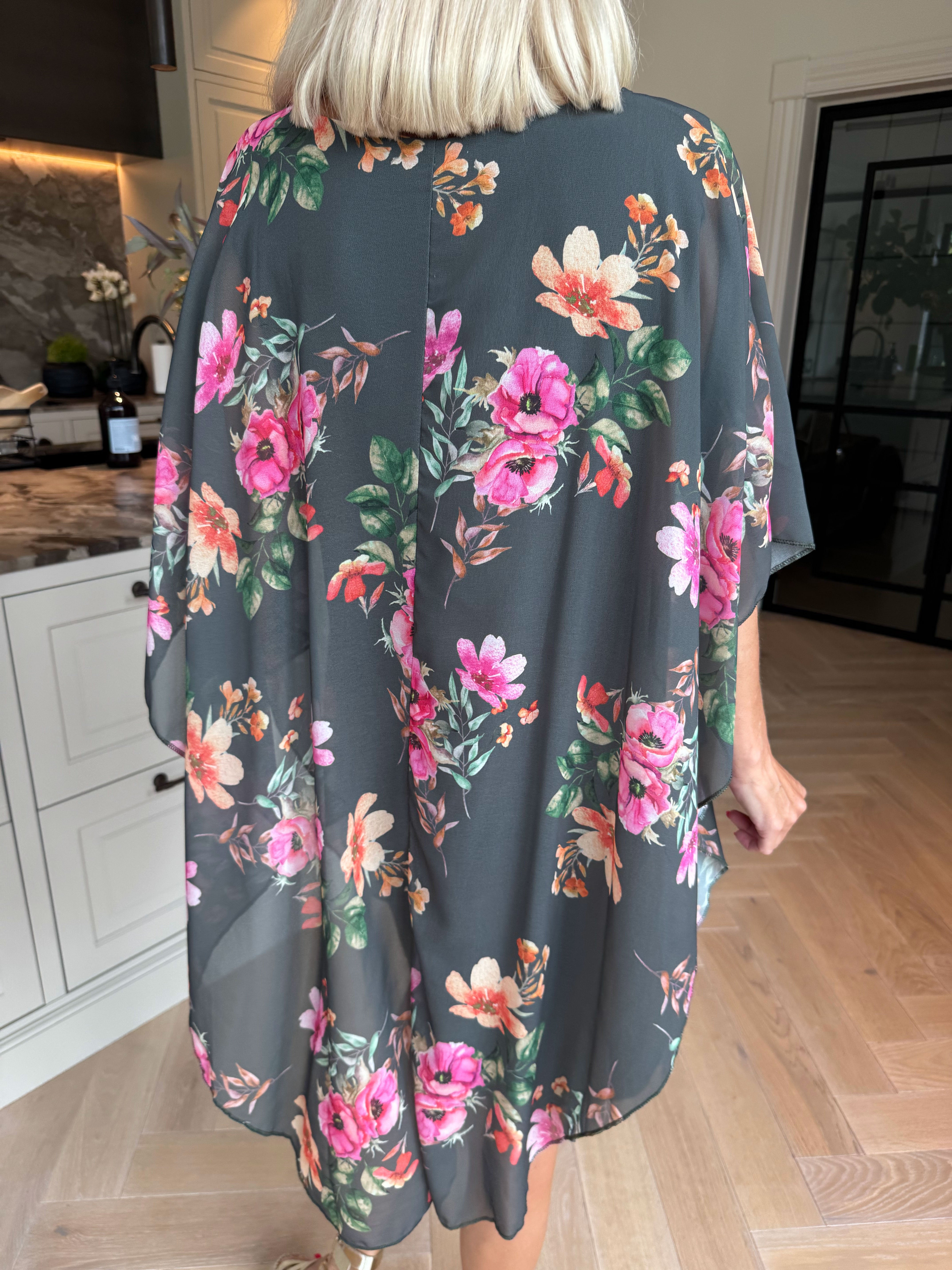 Kenya Fleur - Kjole med et let blomstret chiffonstykke