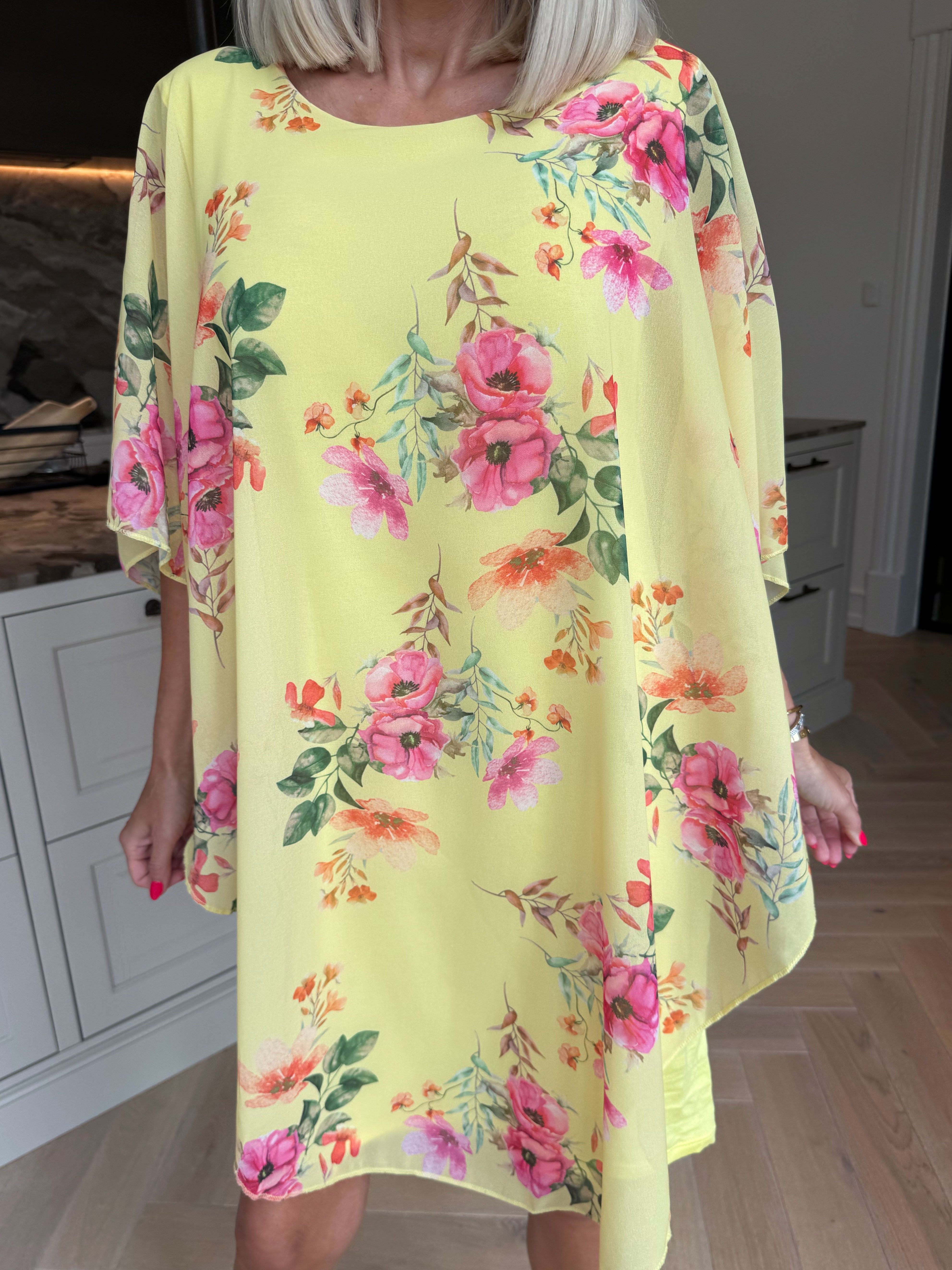 Kenya Fleur - Kjole med et let blomstret chiffonstykke
