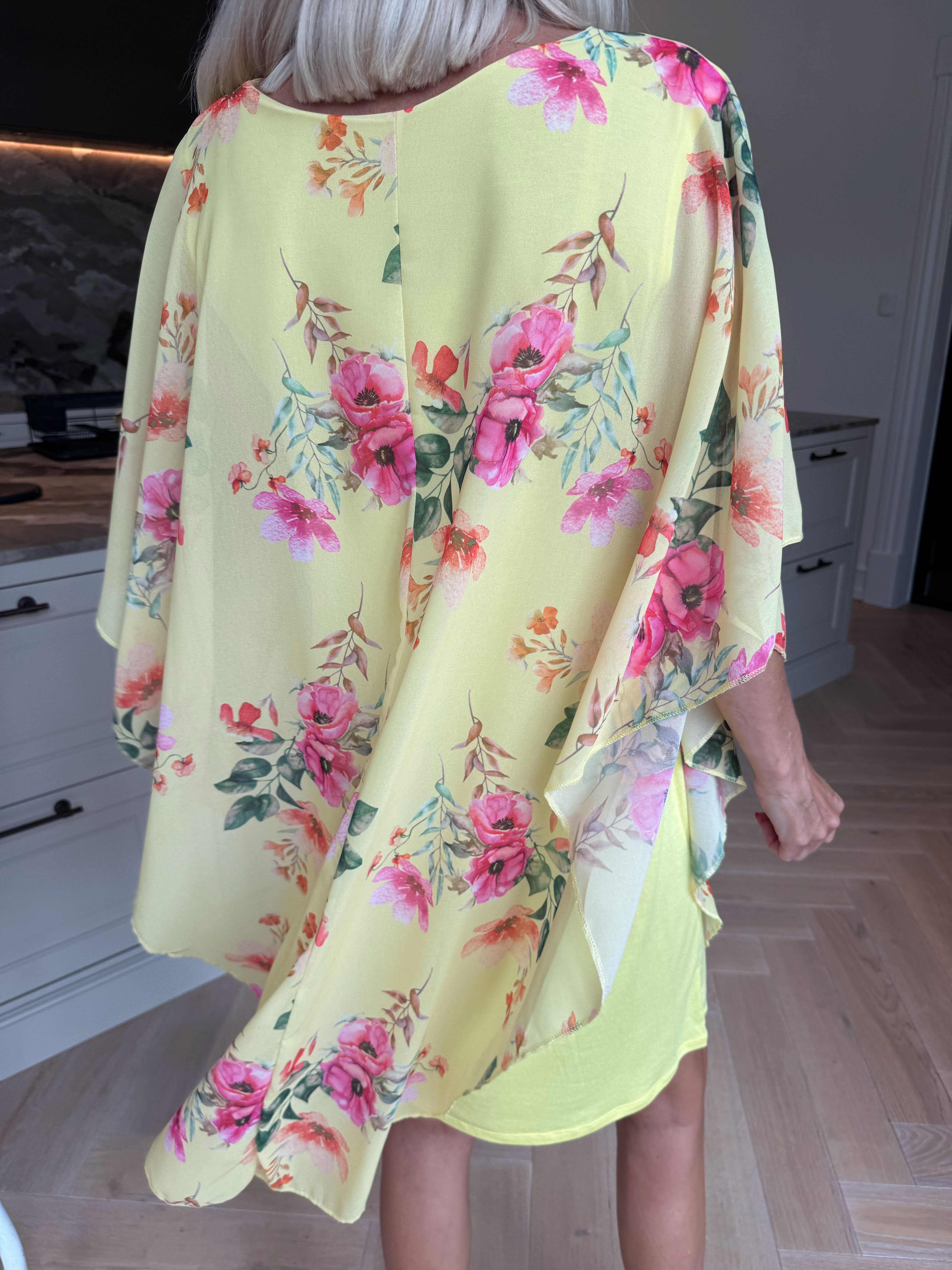 Kenya Fleur - Kjole med et let blomstret chiffonstykke
