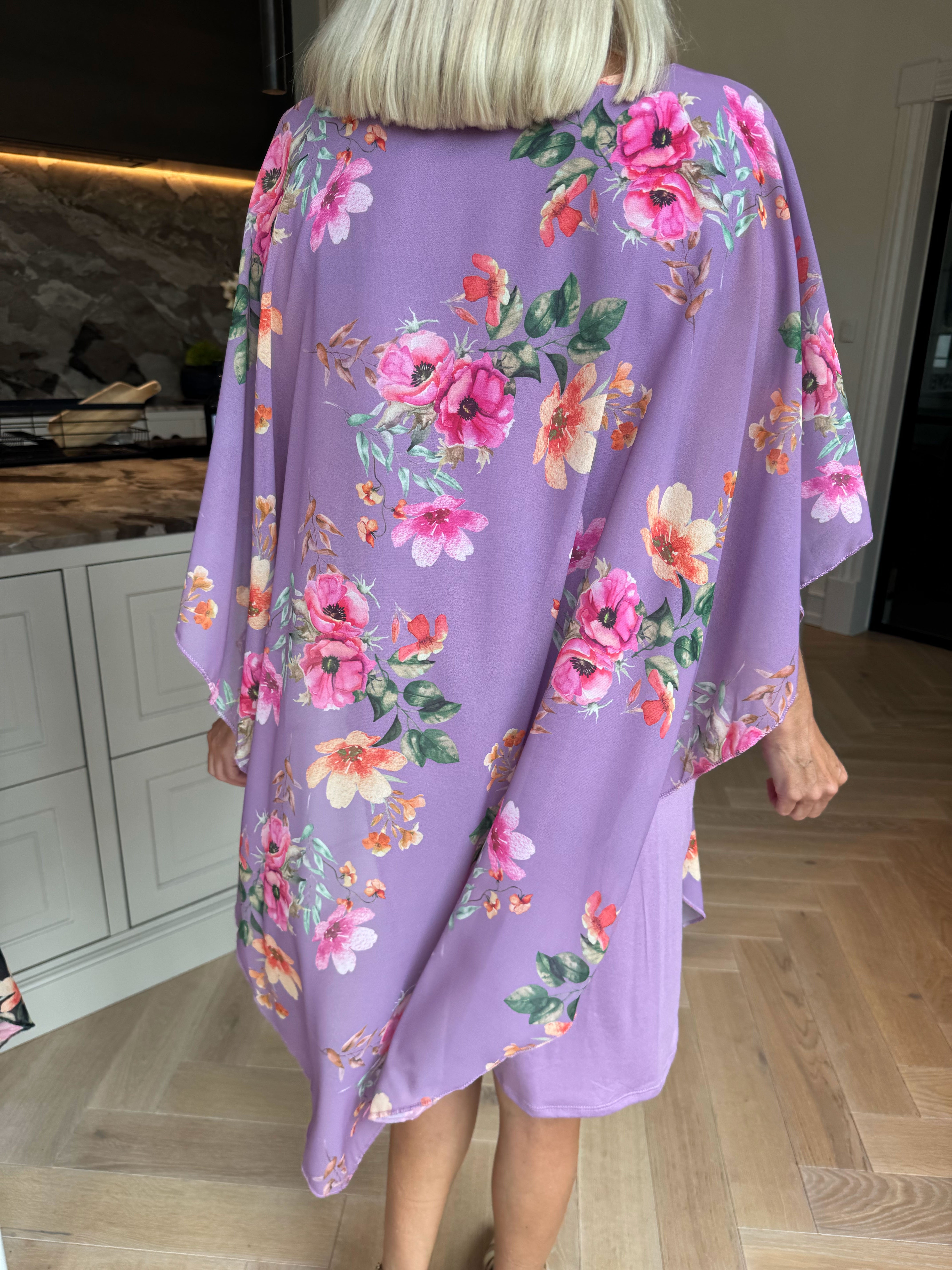 Kenya Fleur - Kjole med et let blomstret chiffonstykke