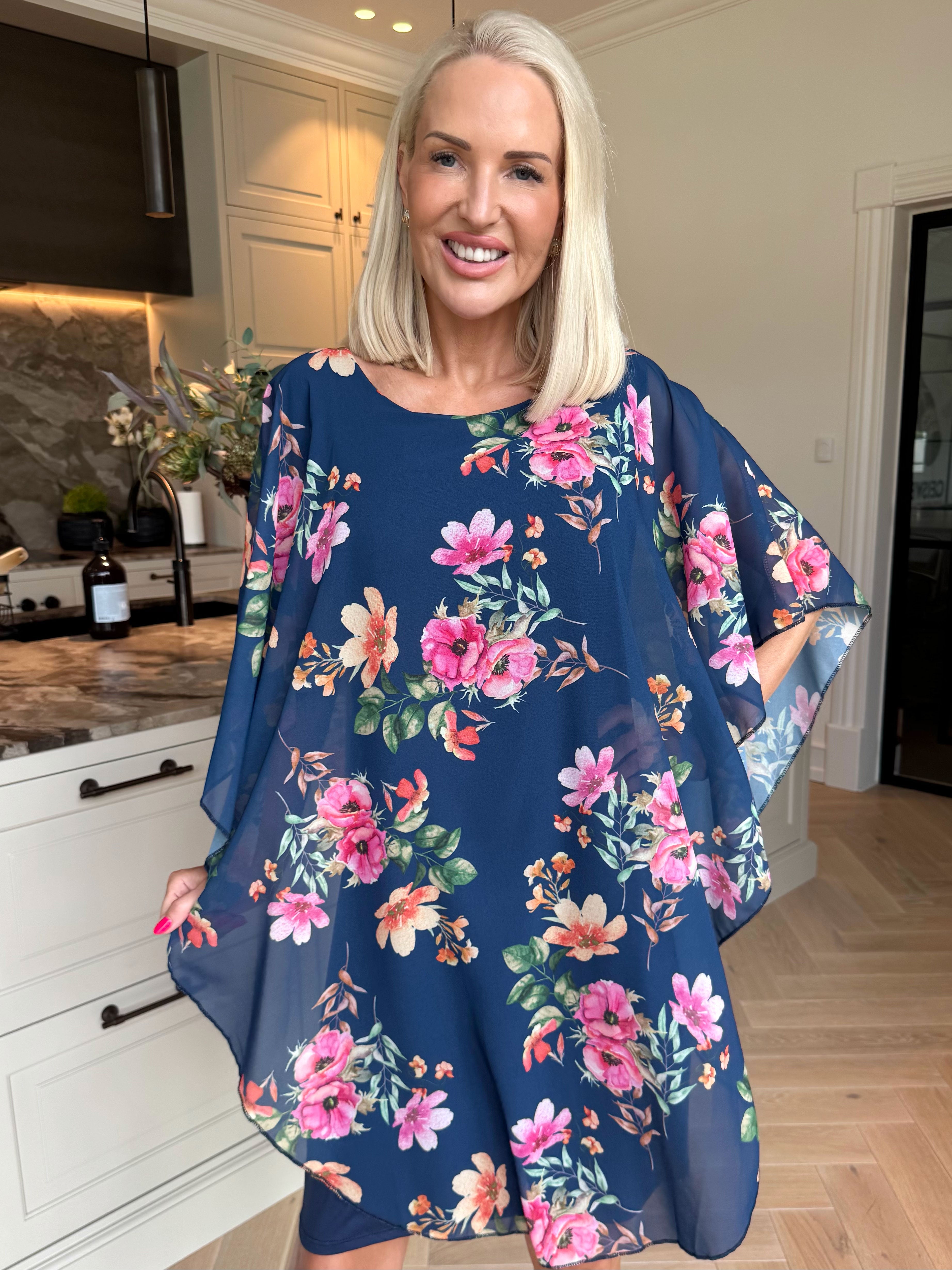 Kenya Fleur - Kjole med et let blomstret chiffonstykke