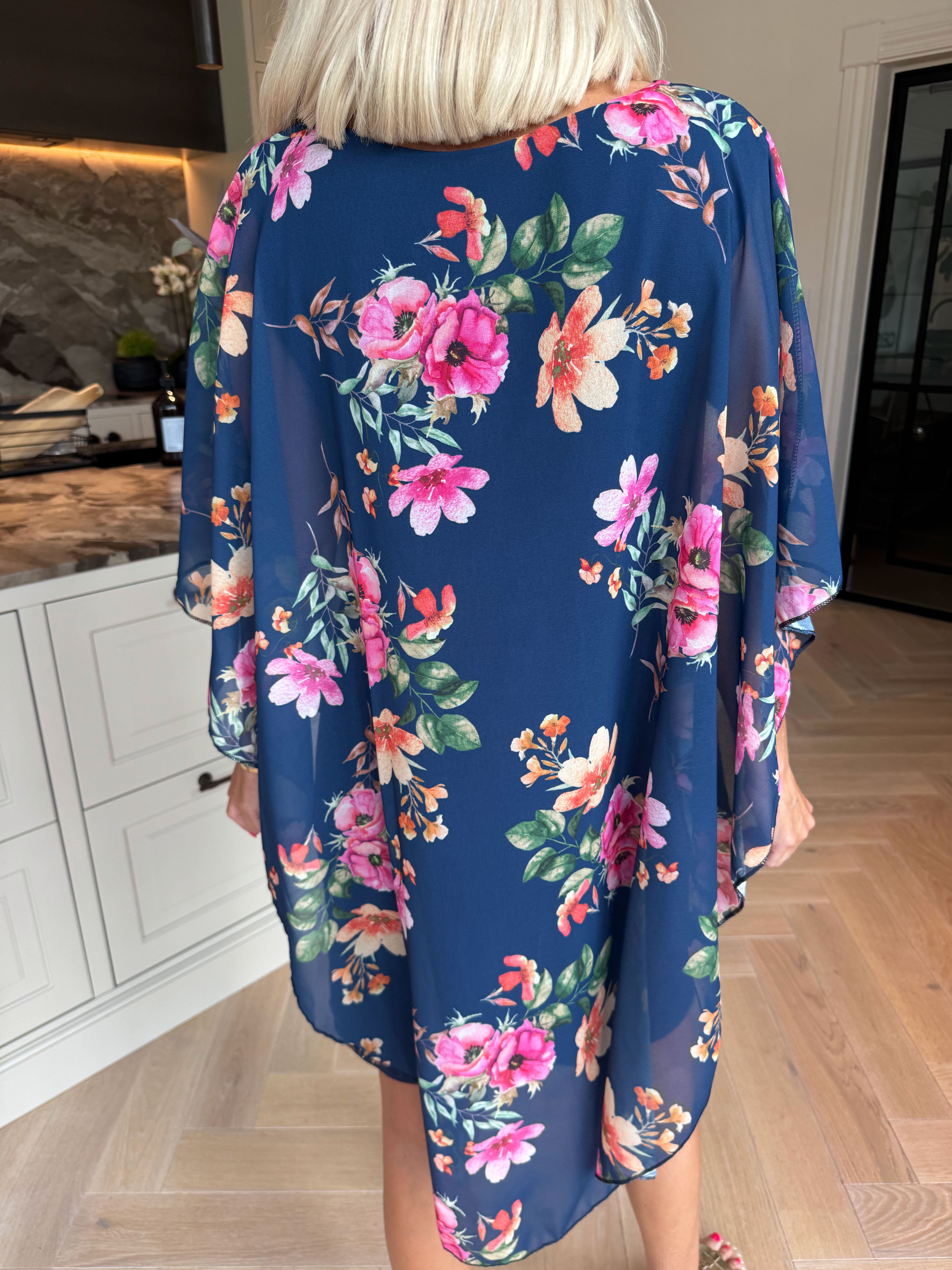 Kenya Fleur - Kjole med et let blomstret chiffonstykke