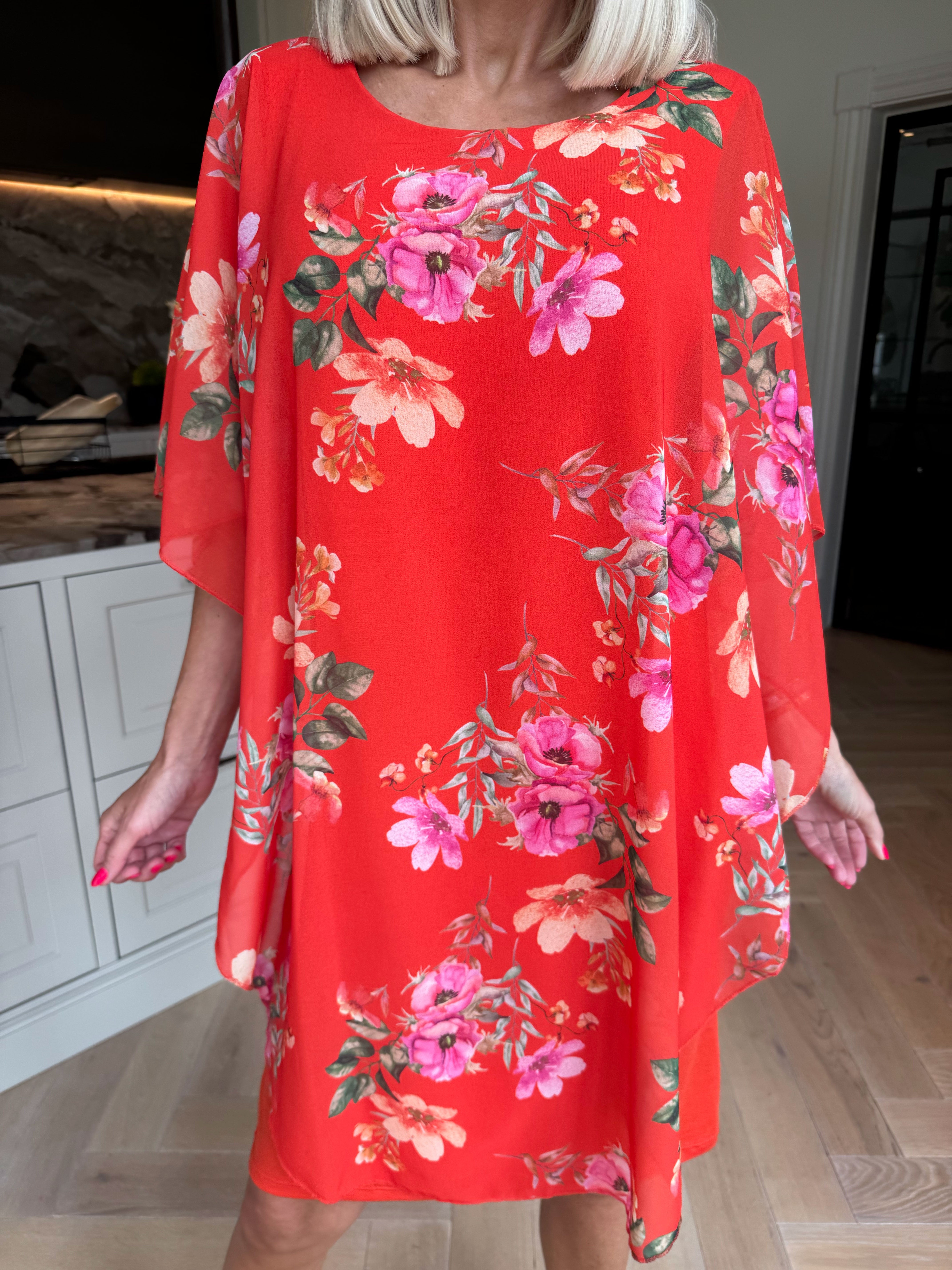 Kenya Fleur - Kjole med et let blomstret chiffonstykke