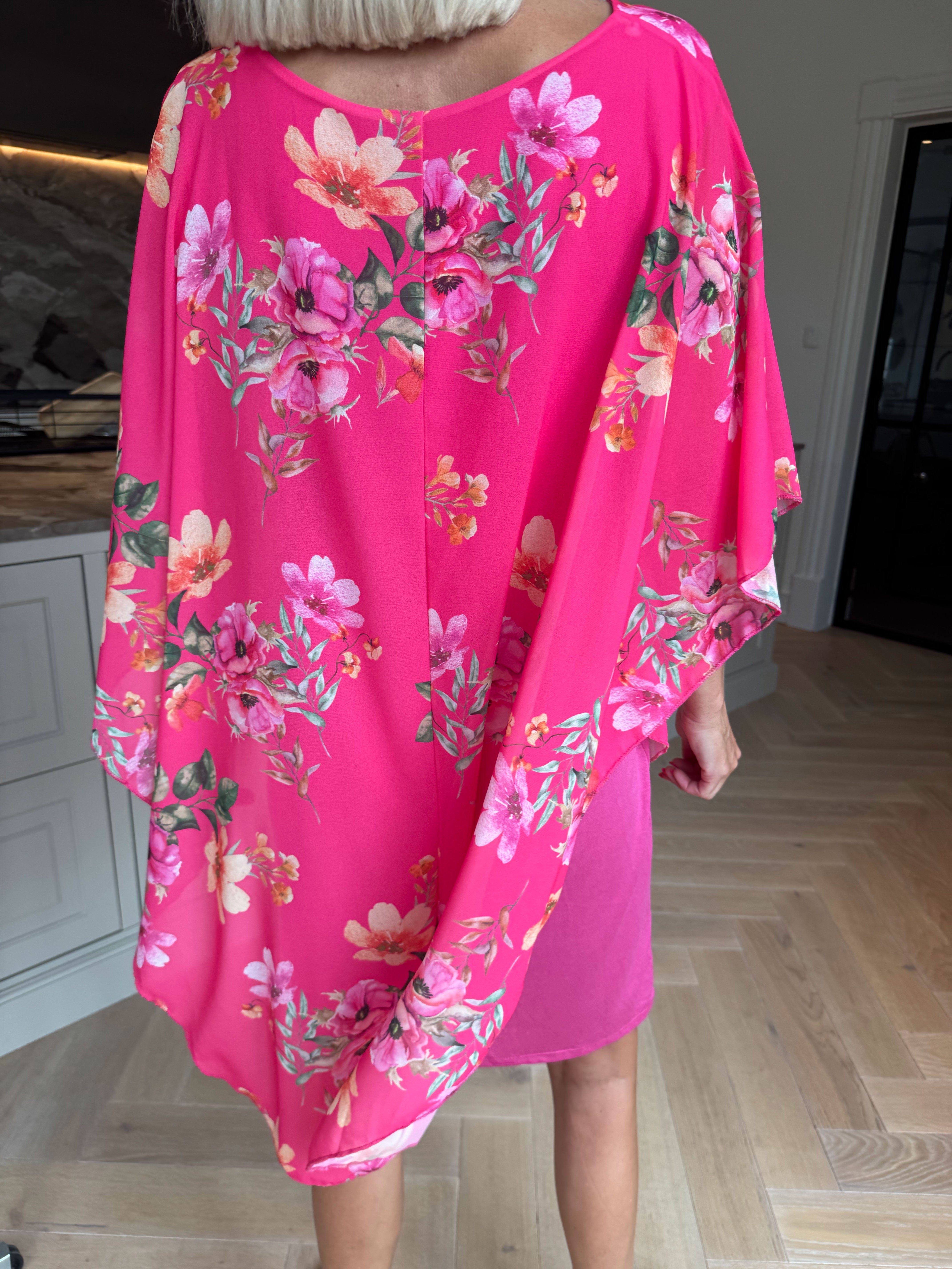 Kenya Fleur - Kjole med et let blomstret chiffonstykke