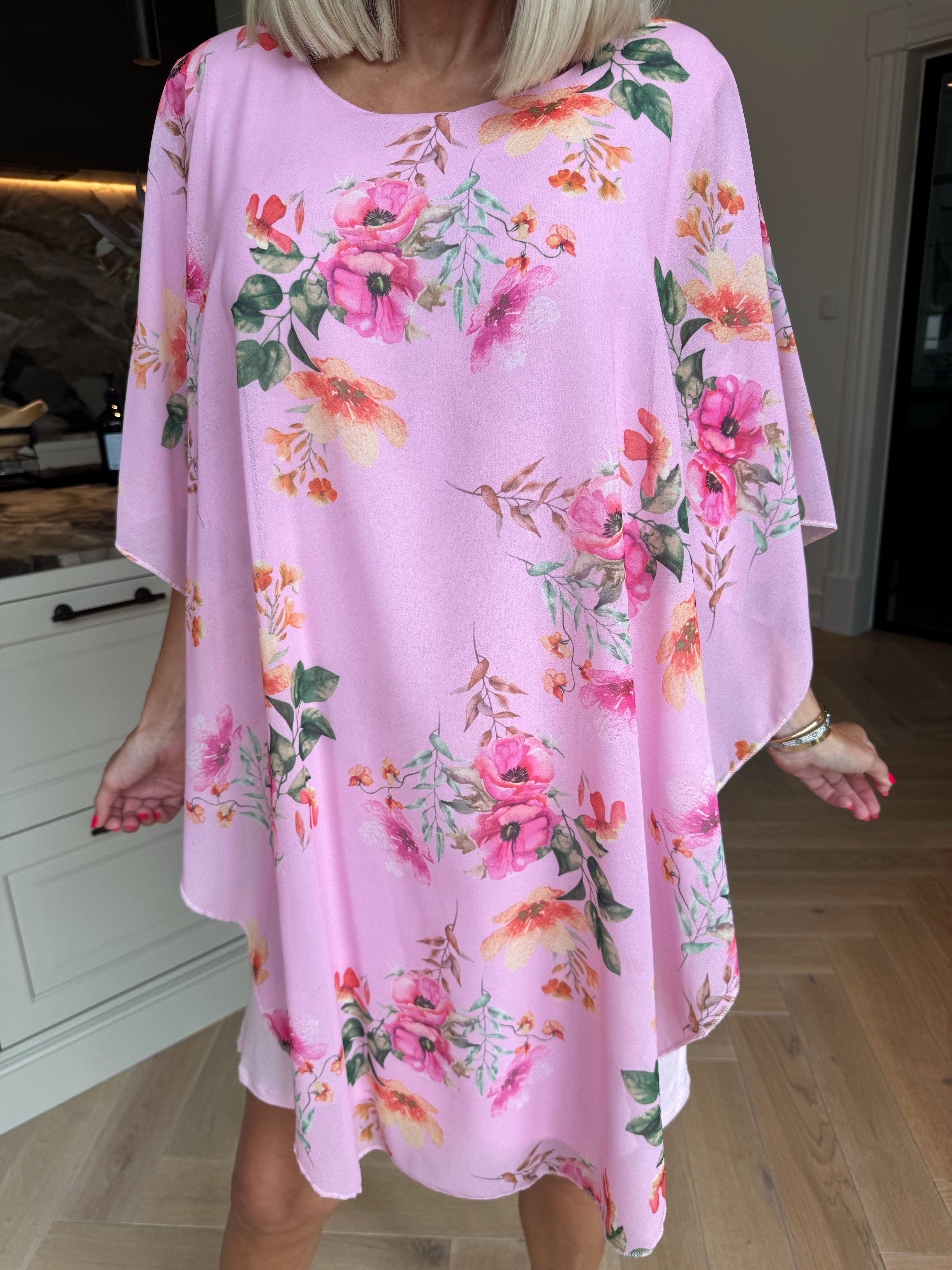 Kenya Fleur - Kjole med et let blomstret chiffonstykke