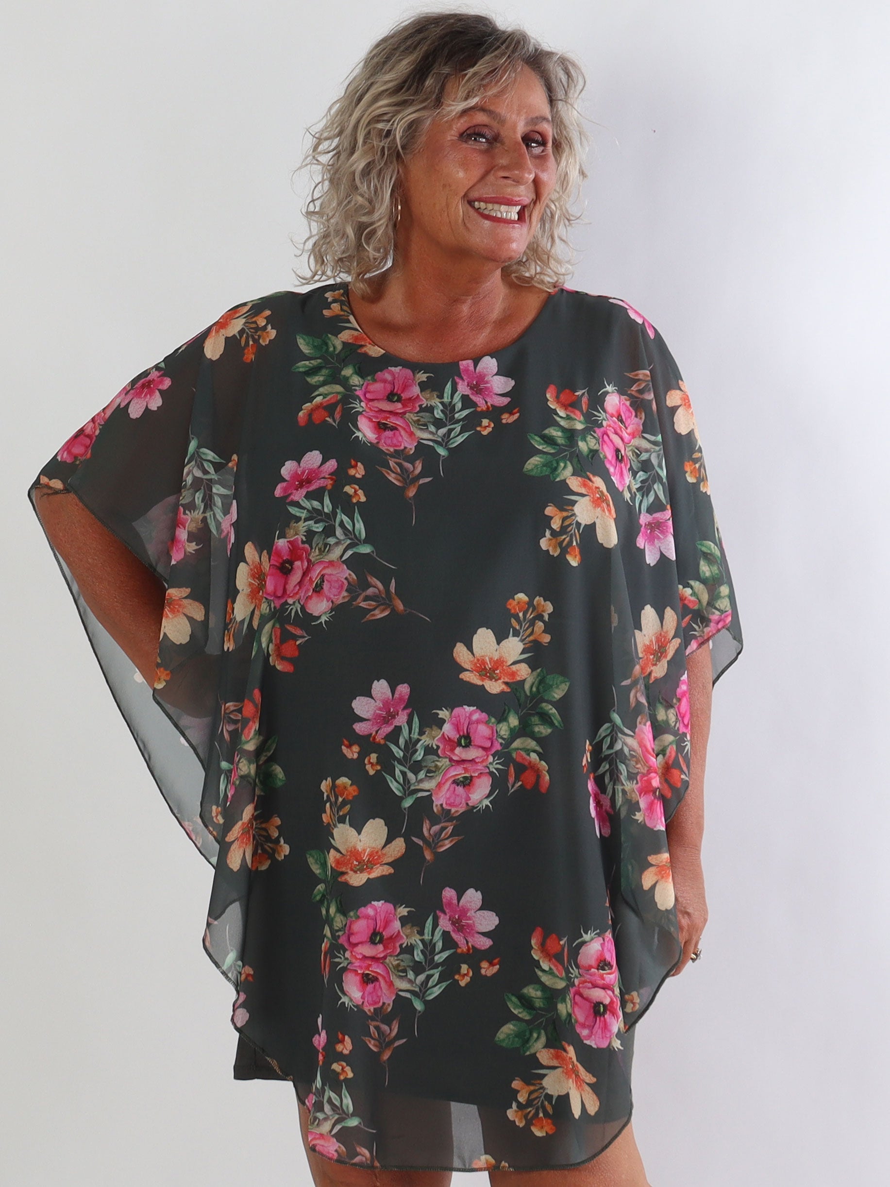 Kenya Fleur - Plus size kjole med et let blomstret chiffonstykke