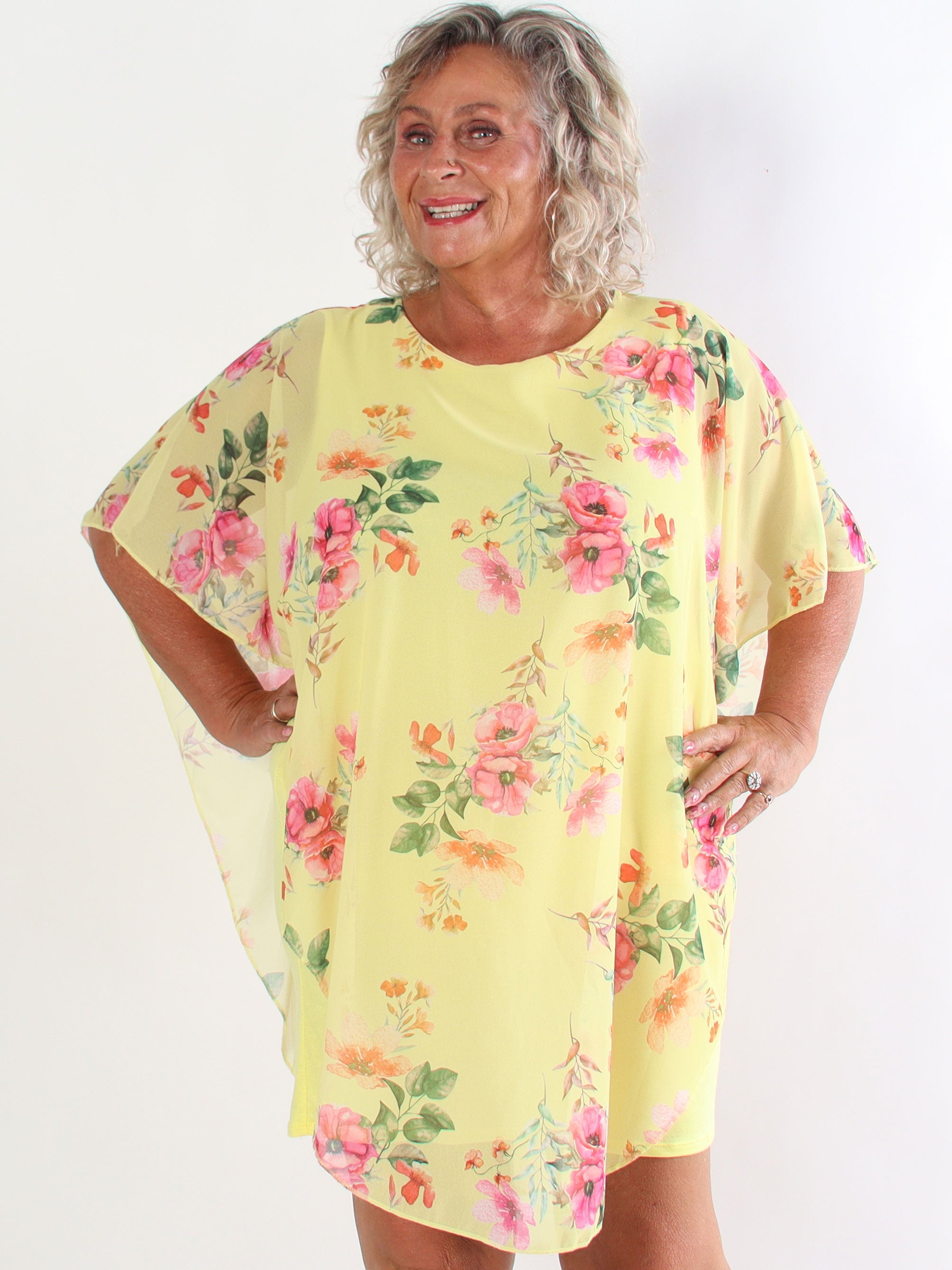 Kenya Fleur - Plus size kjole med et let blomstret chiffonstykke