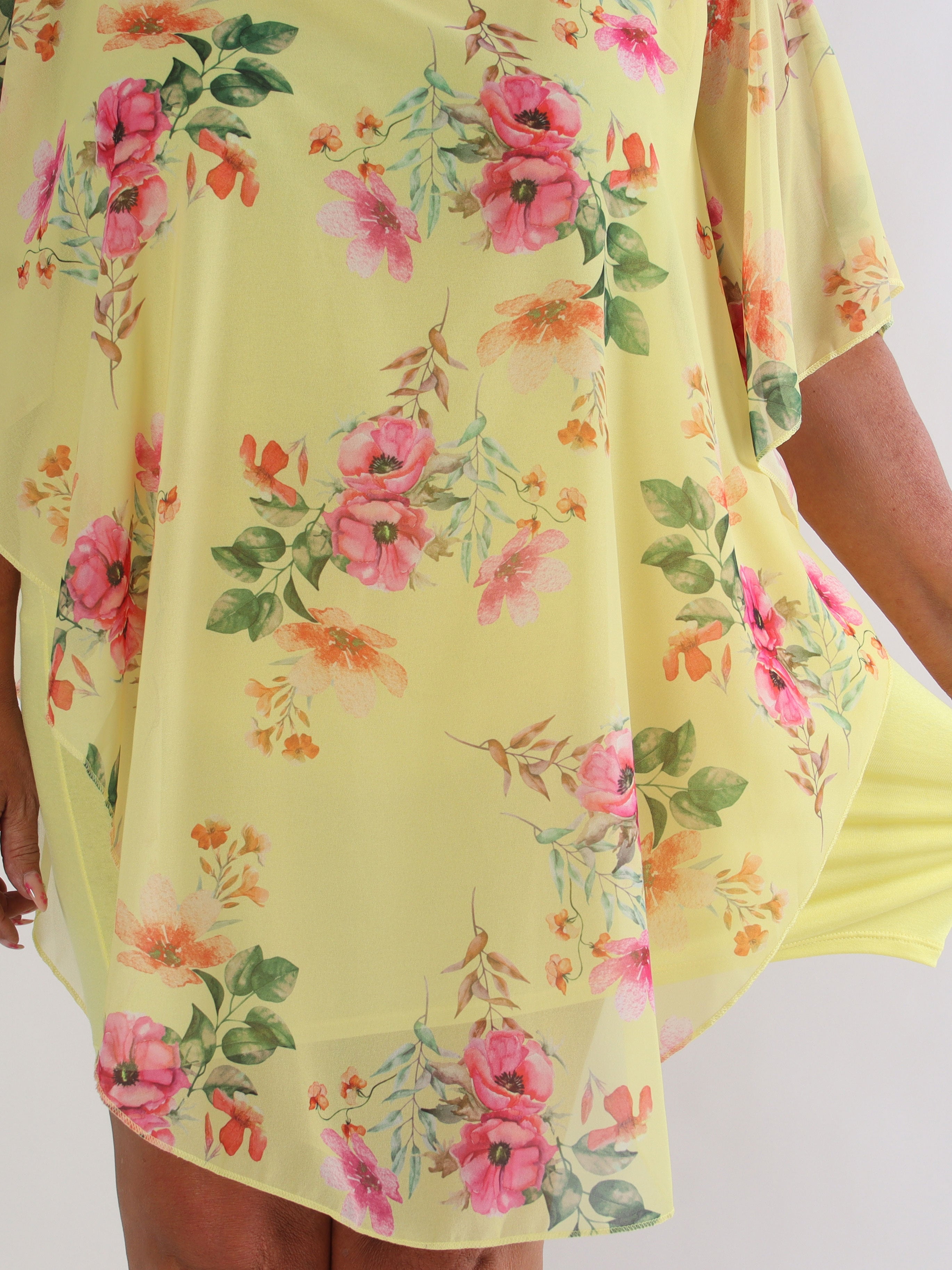 Kenya Fleur - Plus size kjole med et let blomstret chiffonstykke