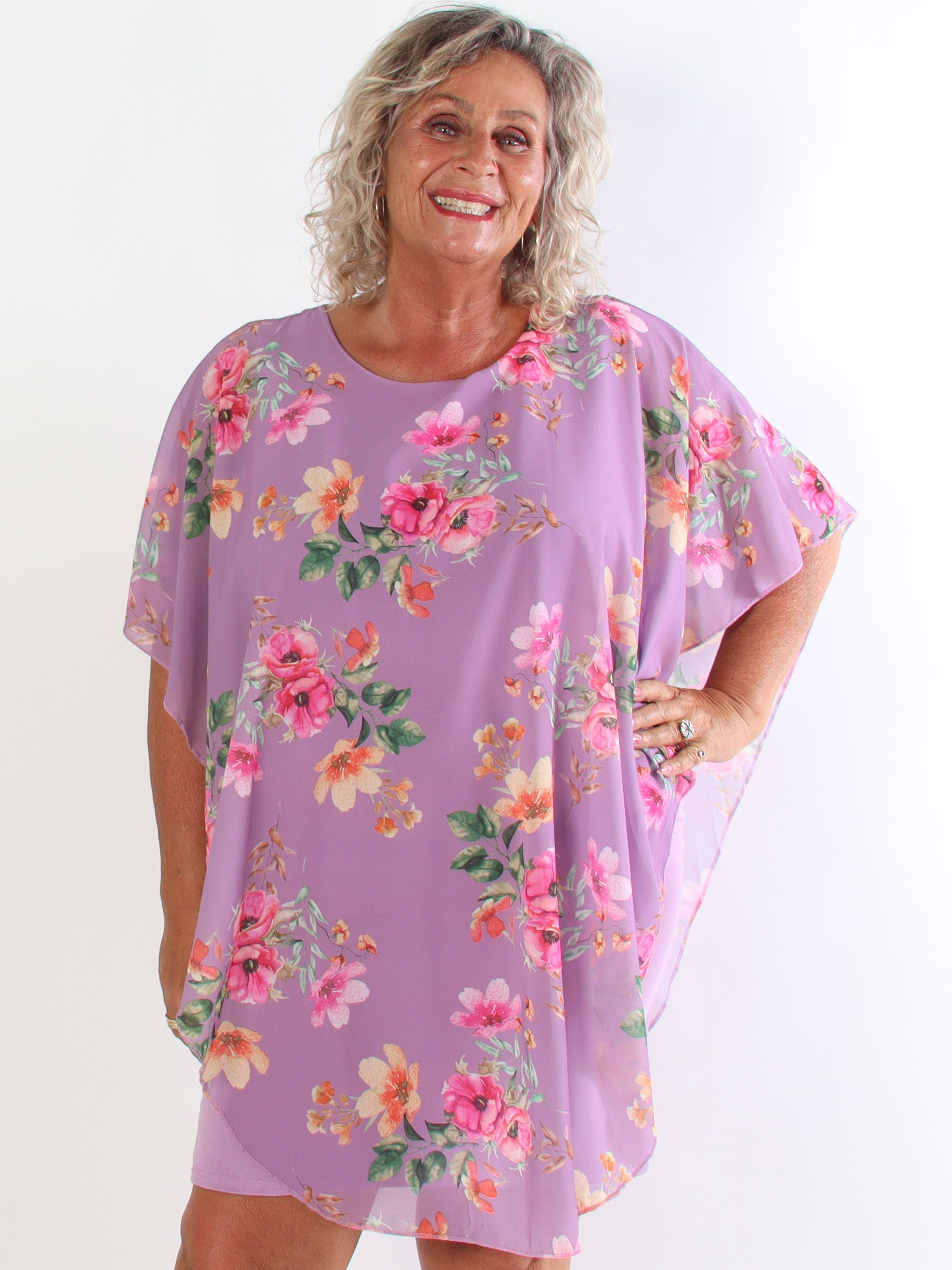 Kenya Fleur - Plus size kjole med et let blomstret chiffonstykke