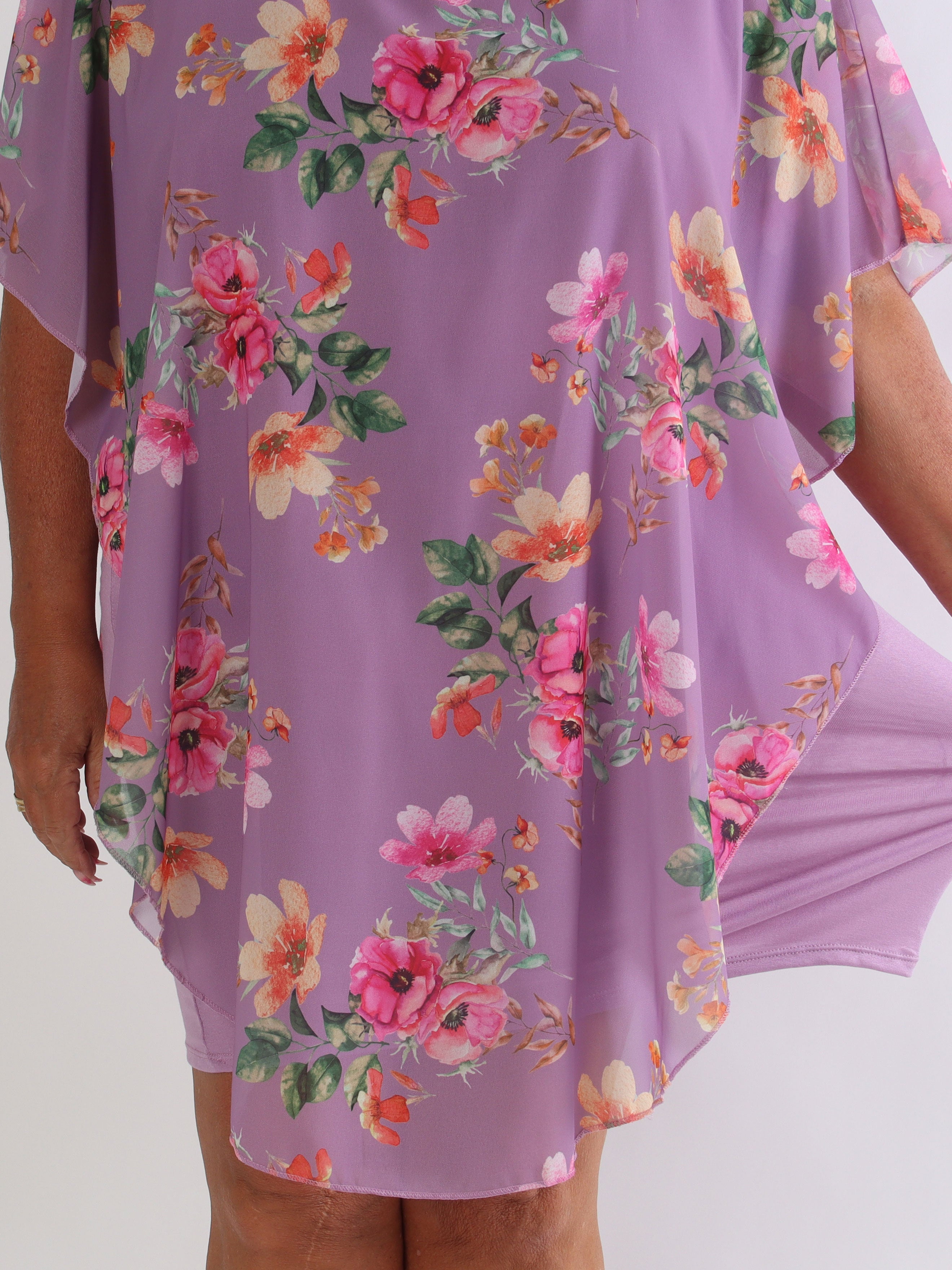 Kenya Fleur - Plus size kjole med et let blomstret chiffonstykke