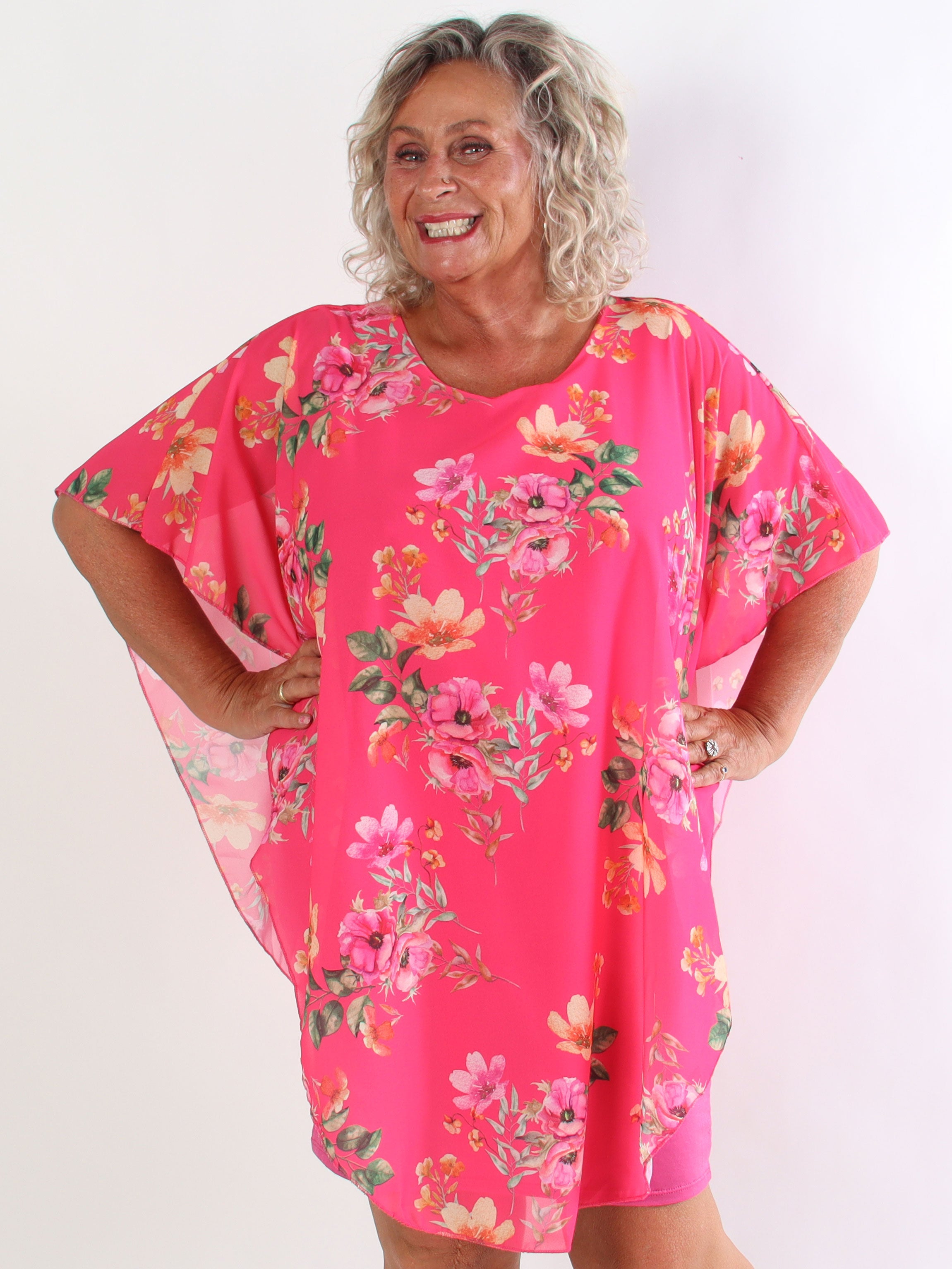 Kenya Fleur - Plus size kjole med et let blomstret chiffonstykke