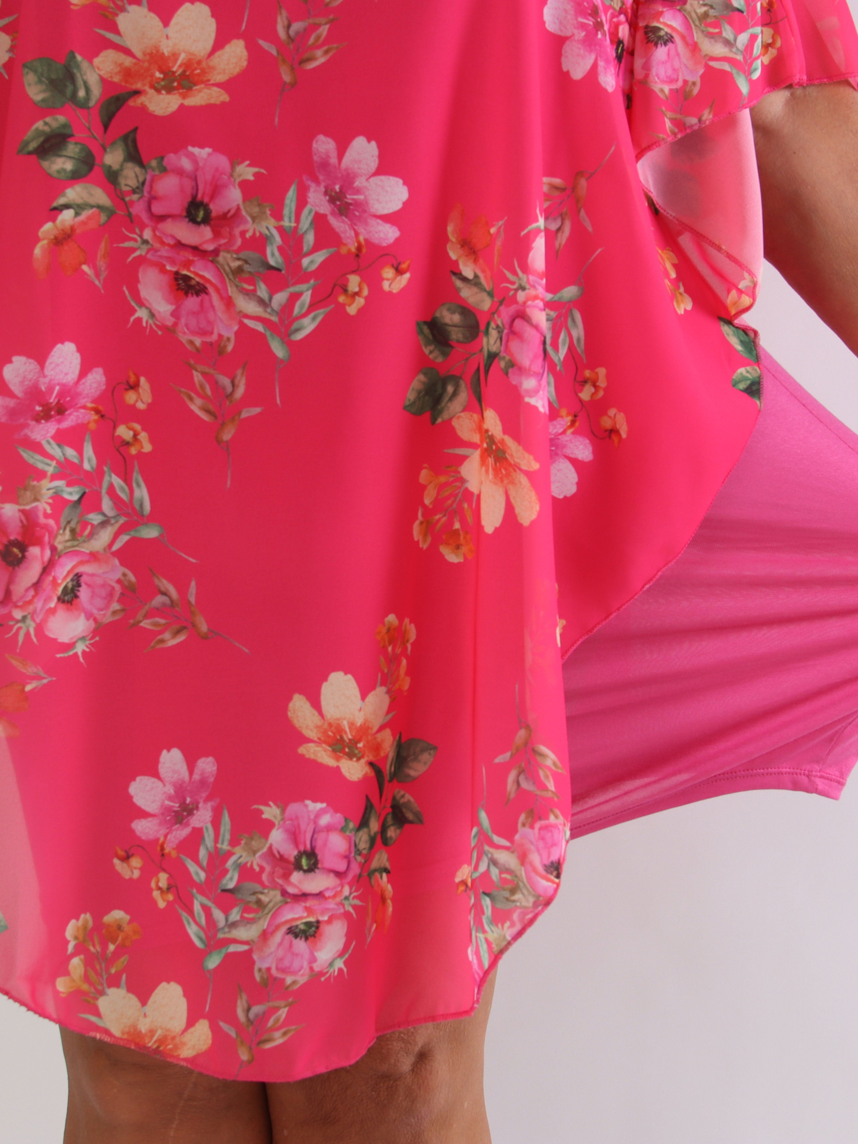 Kenya Fleur - Plus size kjole med et let blomstret chiffonstykke