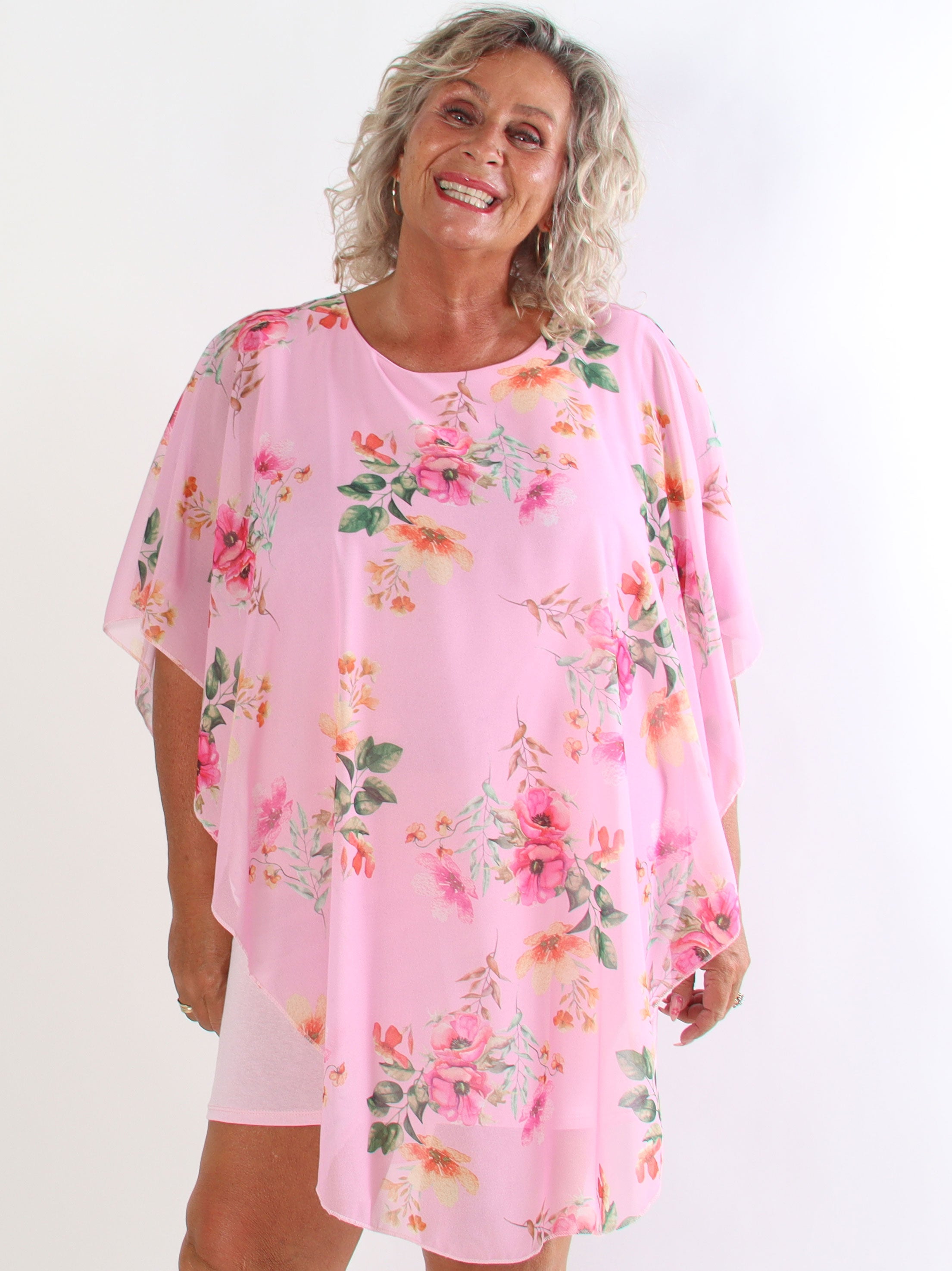 Kenya Fleur - Plus size kjole med et let blomstret chiffonstykke
