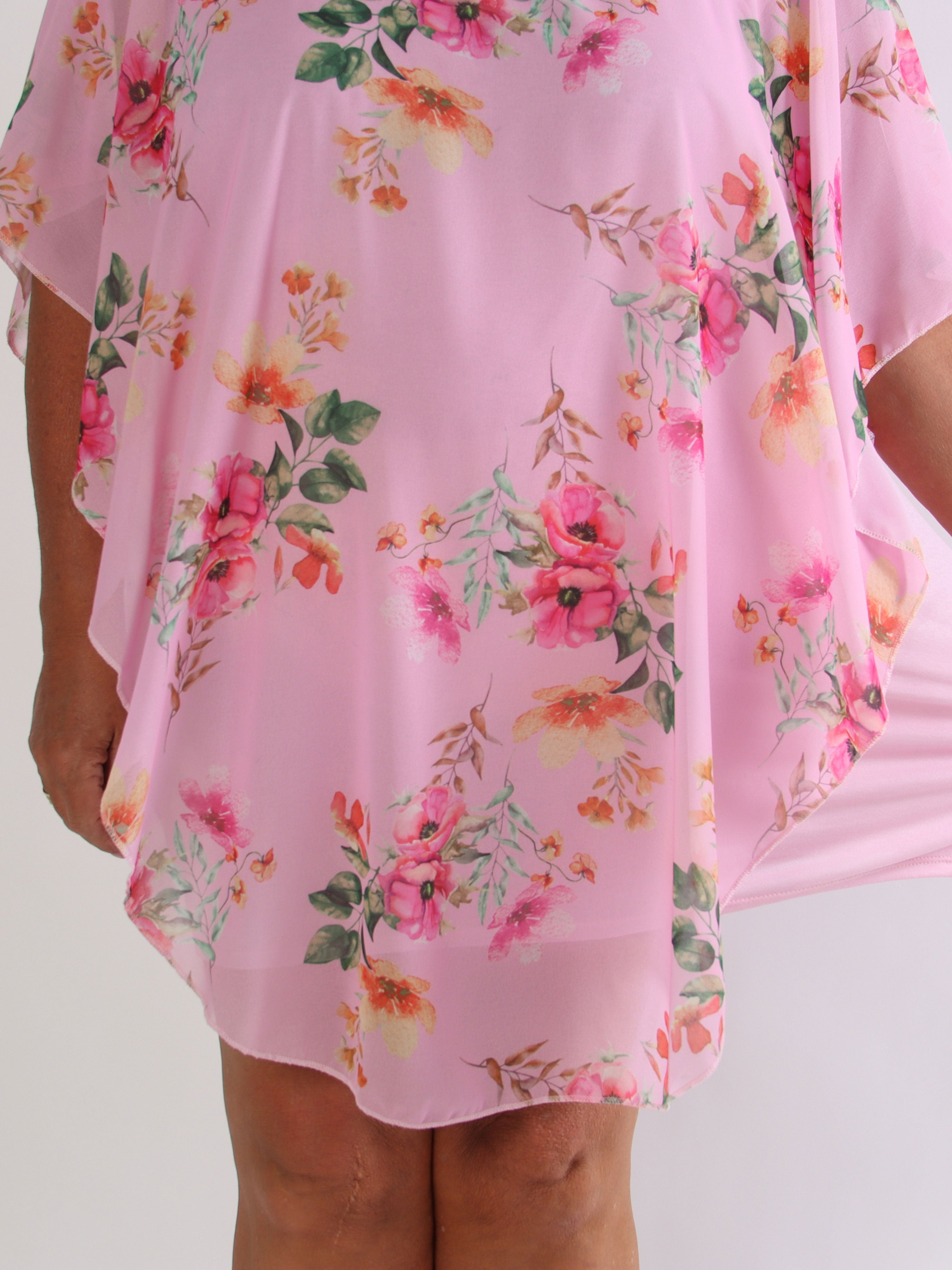 Kenya Fleur - Plus size kjole med et let blomstret chiffonstykke