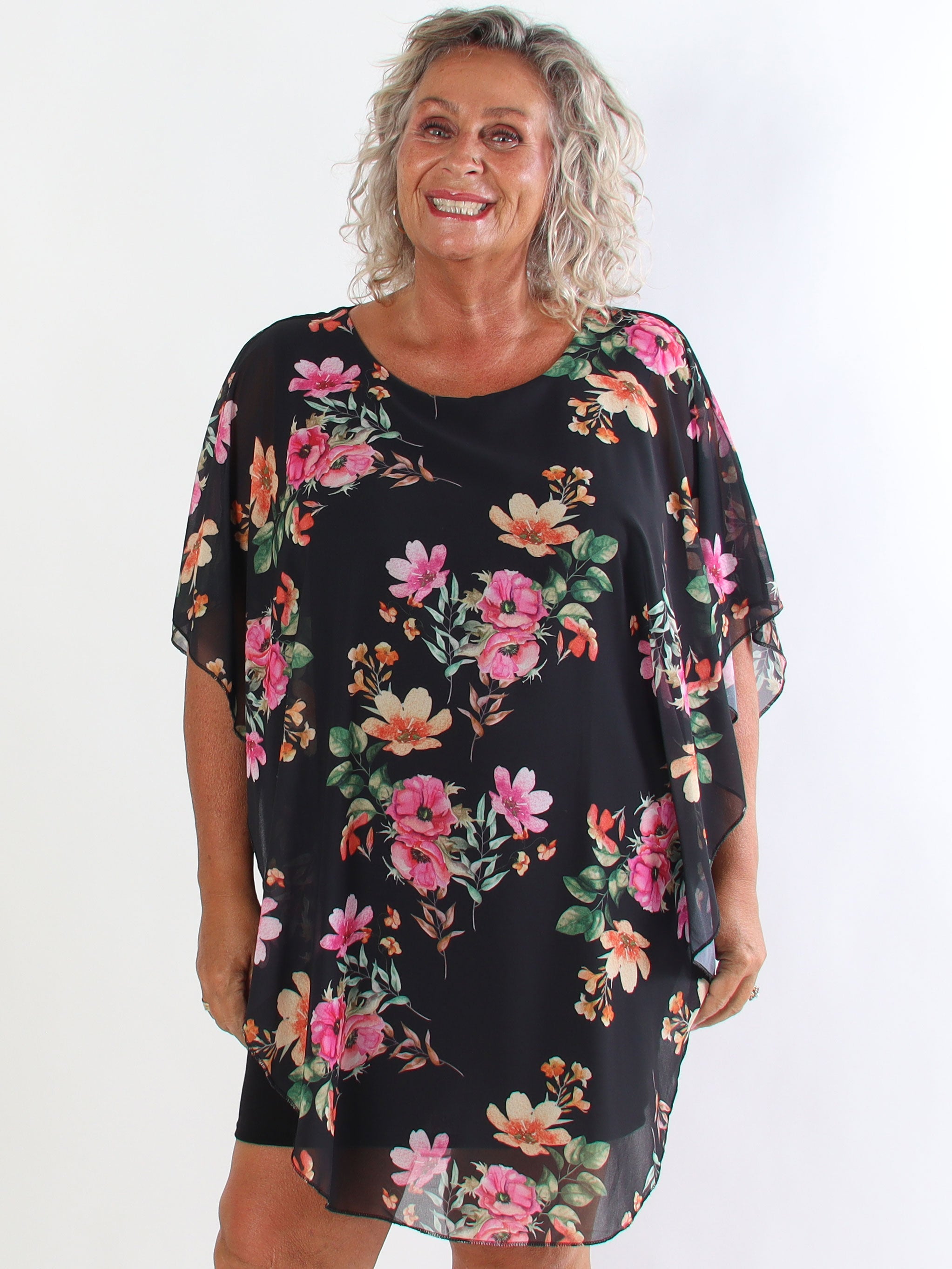 Kenya Fleur - Plus size kjole med et let blomstret chiffonstykke