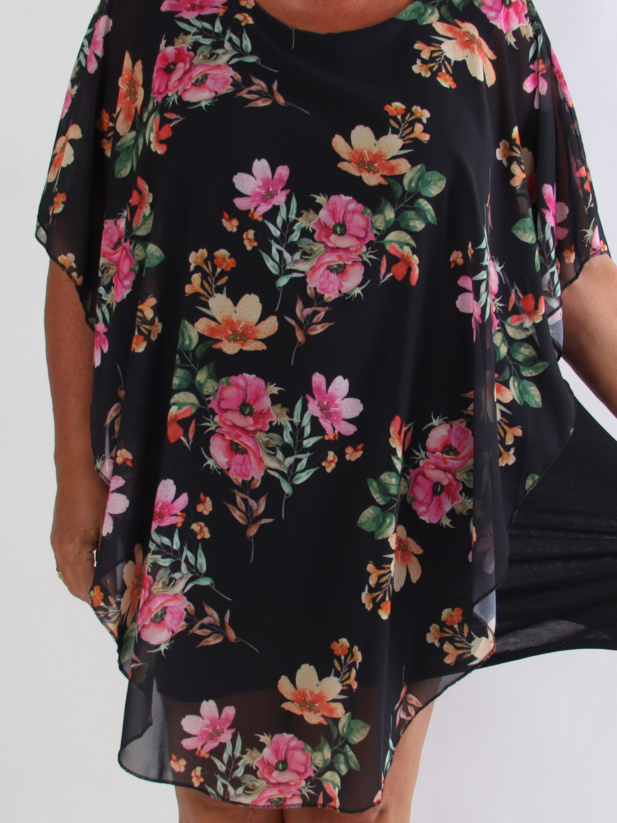 Kenya Fleur - Plus size kjole med et let blomstret chiffonstykke