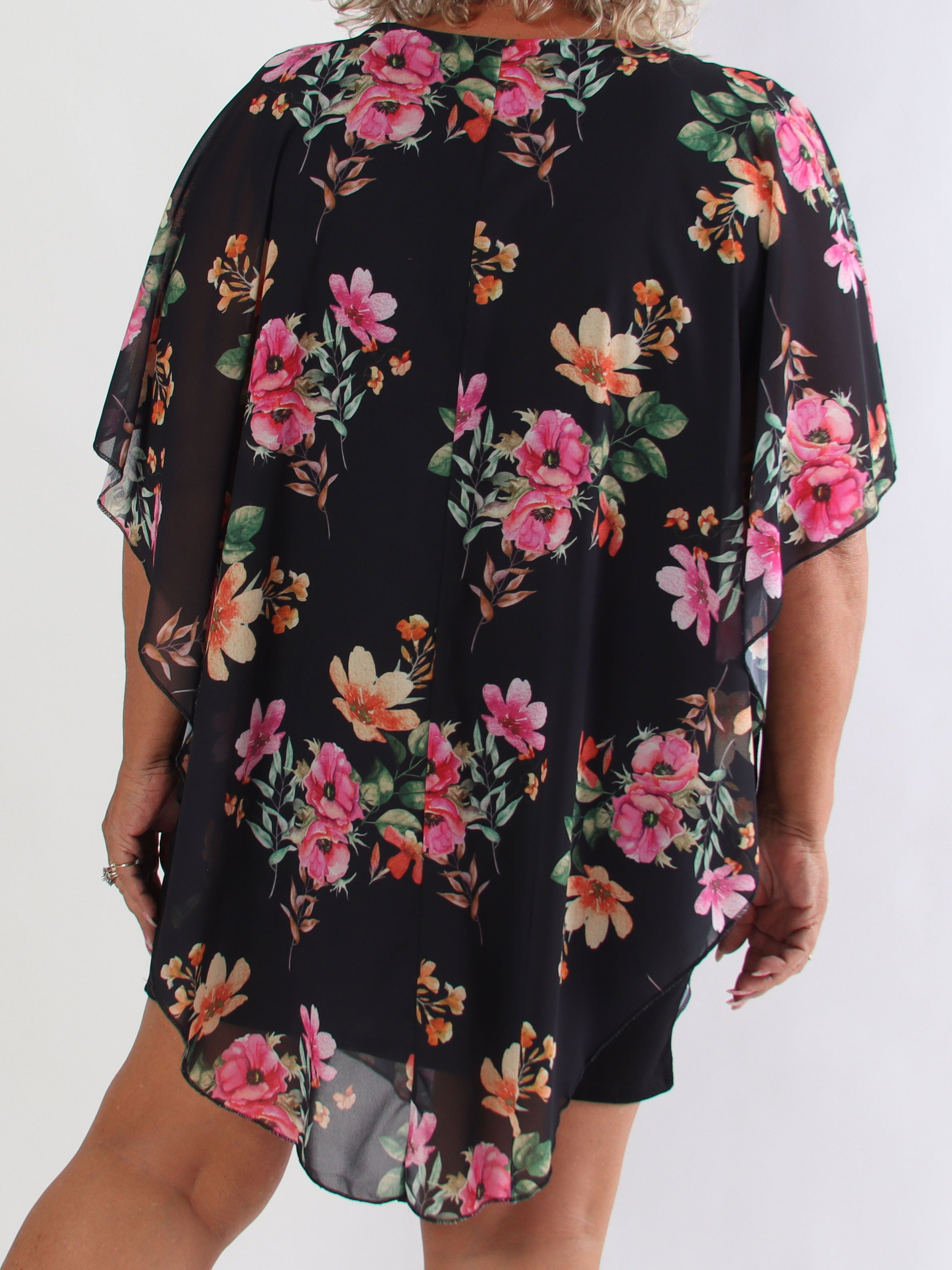 Kenya Fleur - Plus size kjole med et let blomstret chiffonstykke