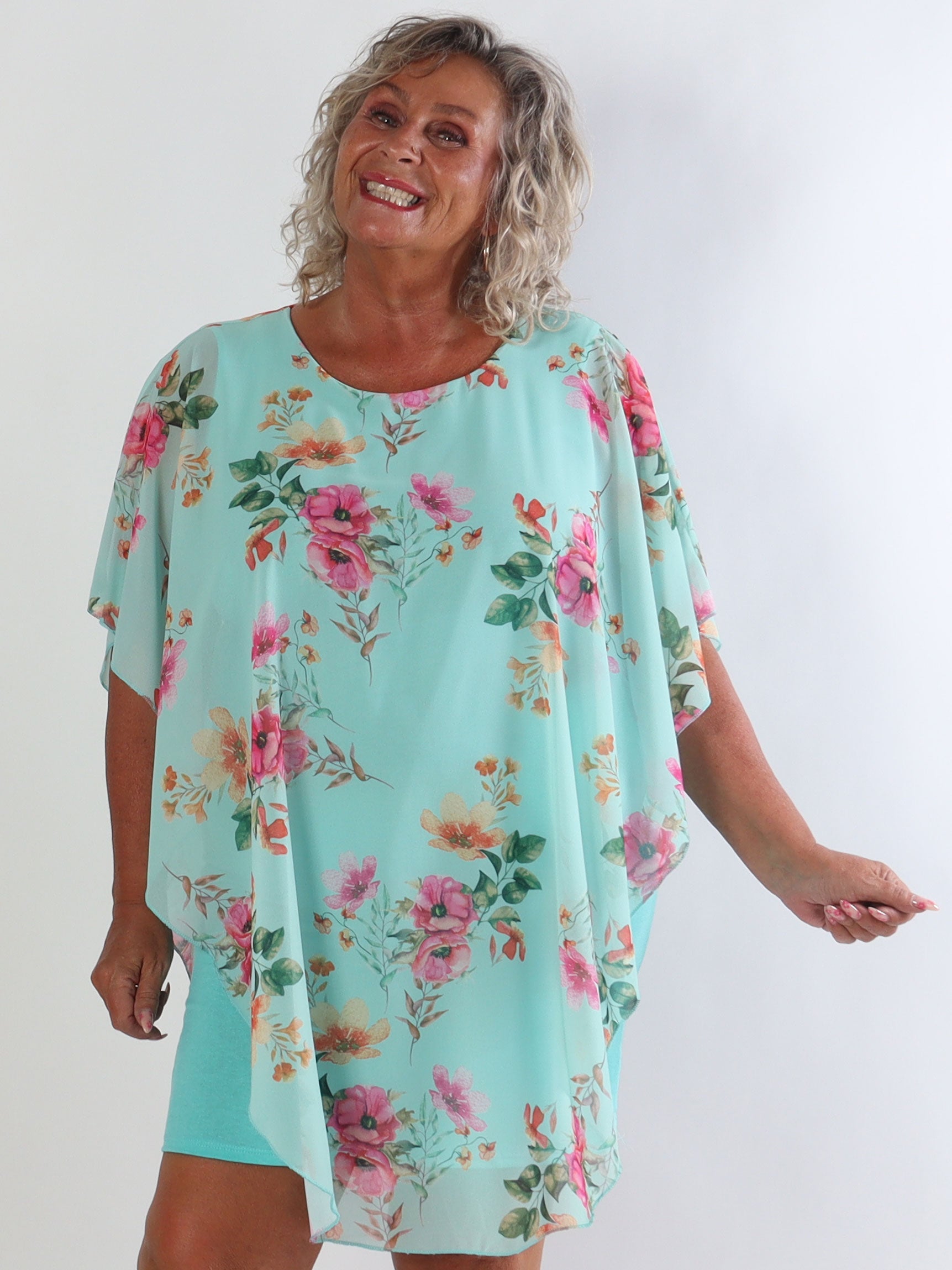 Kenya Fleur - Plus size kjole med et let blomstret chiffonstykke