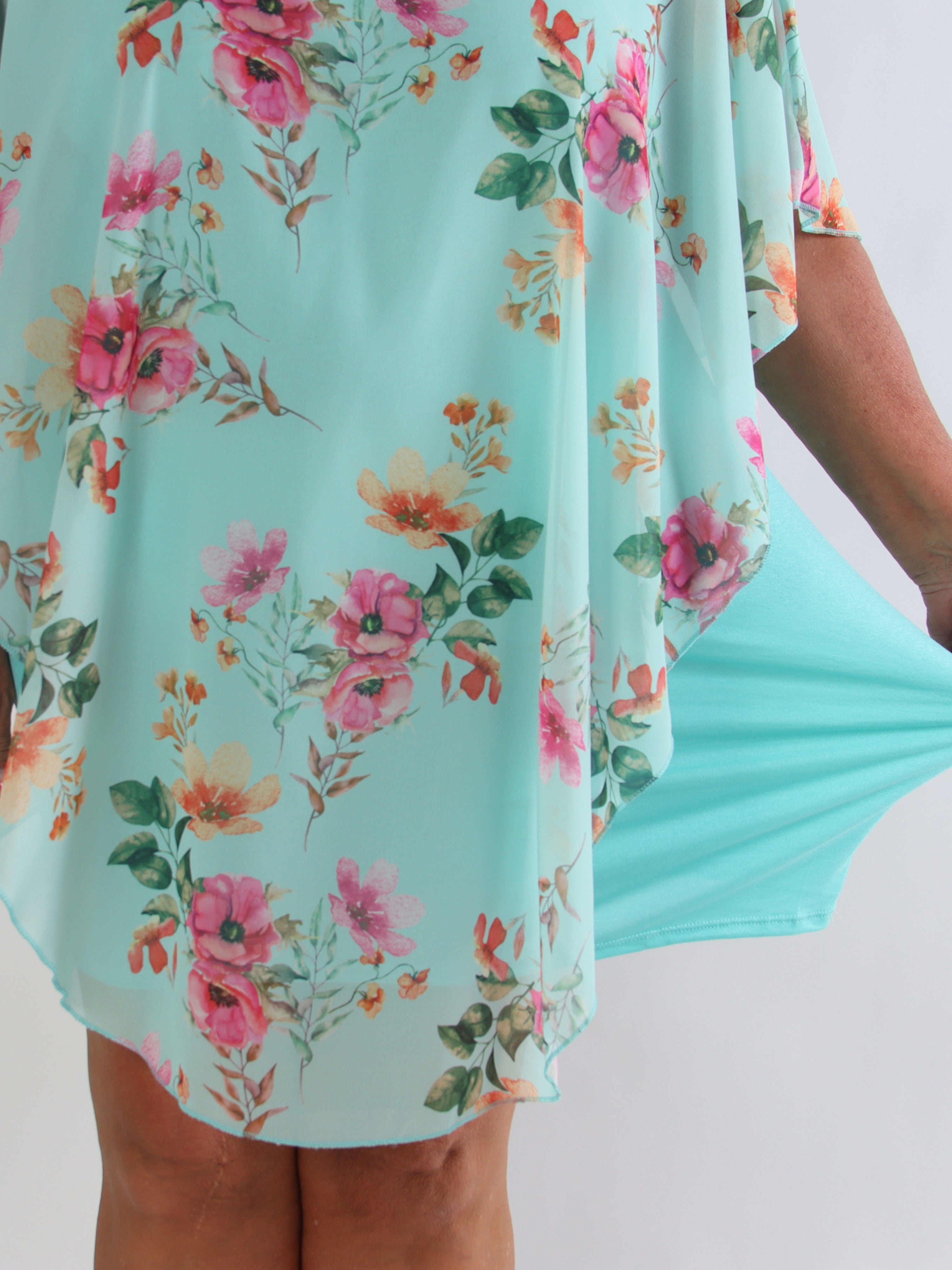 Kenya Fleur - Plus size kjole med et let blomstret chiffonstykke