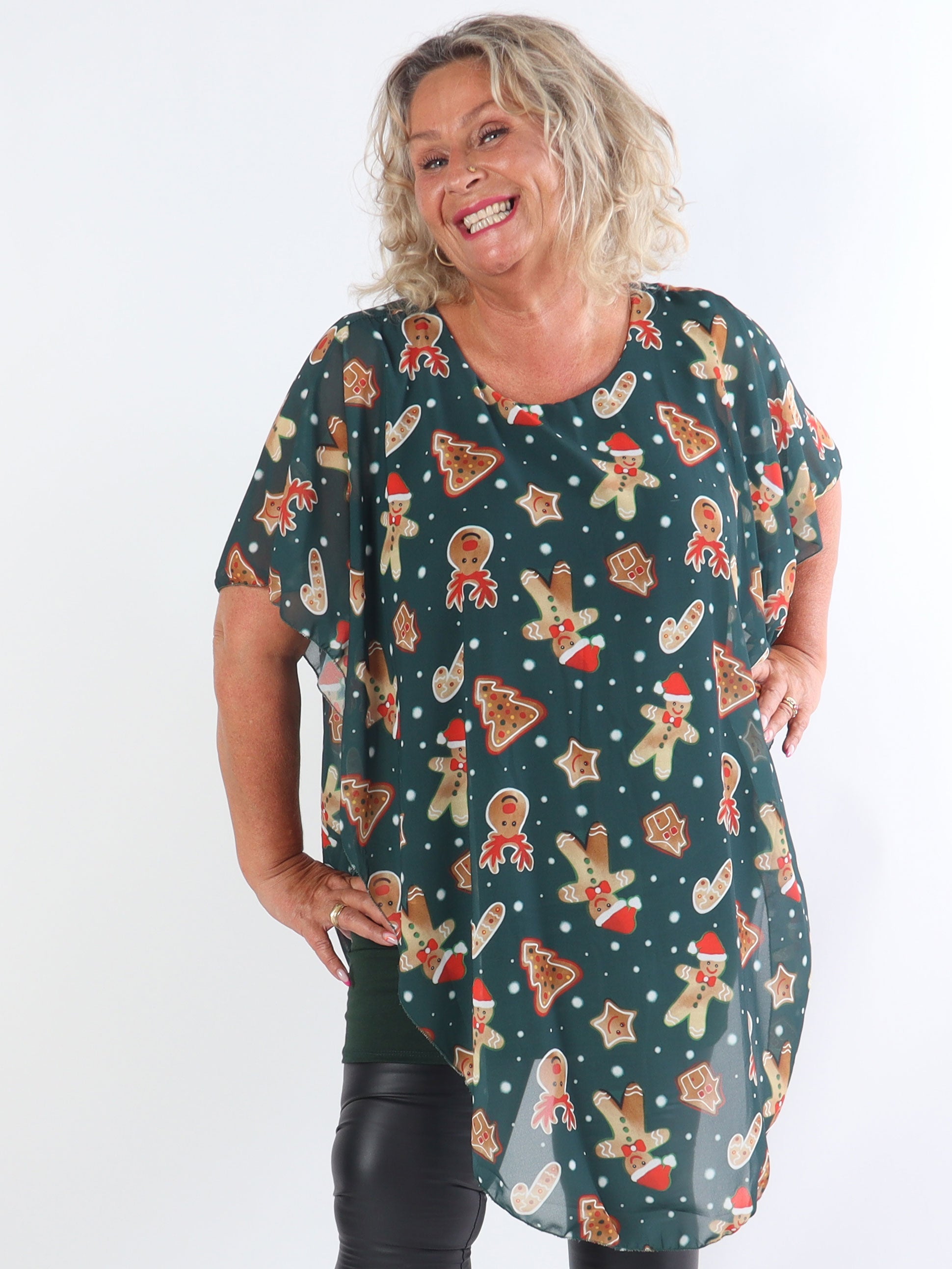 Kenya Gingerbread - Tunikaklänning i plus size med chiffonglager och jultryck