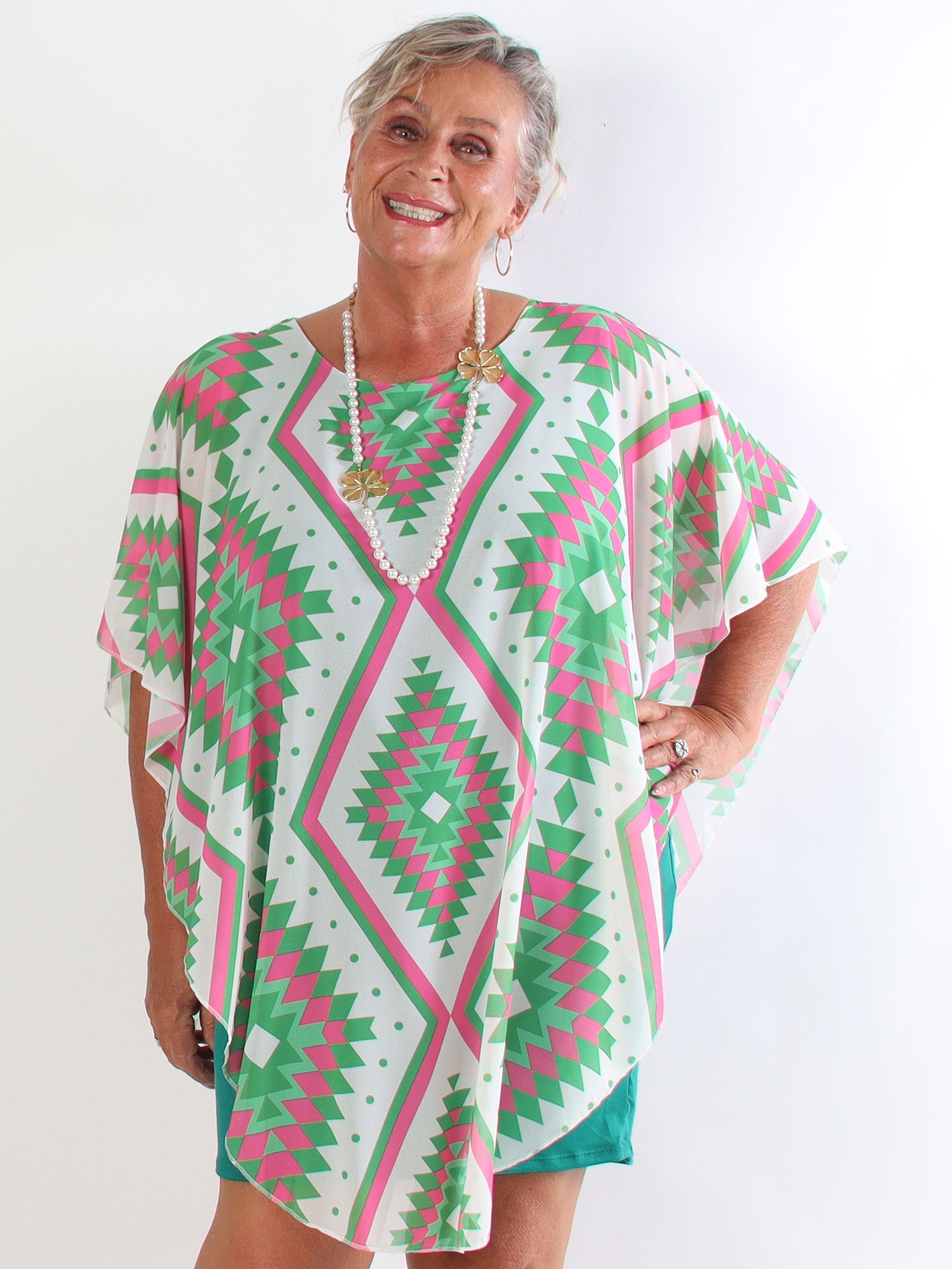 Kenya Graphic - Plus size kjole med et let grafiskmønstret chiffonstykke