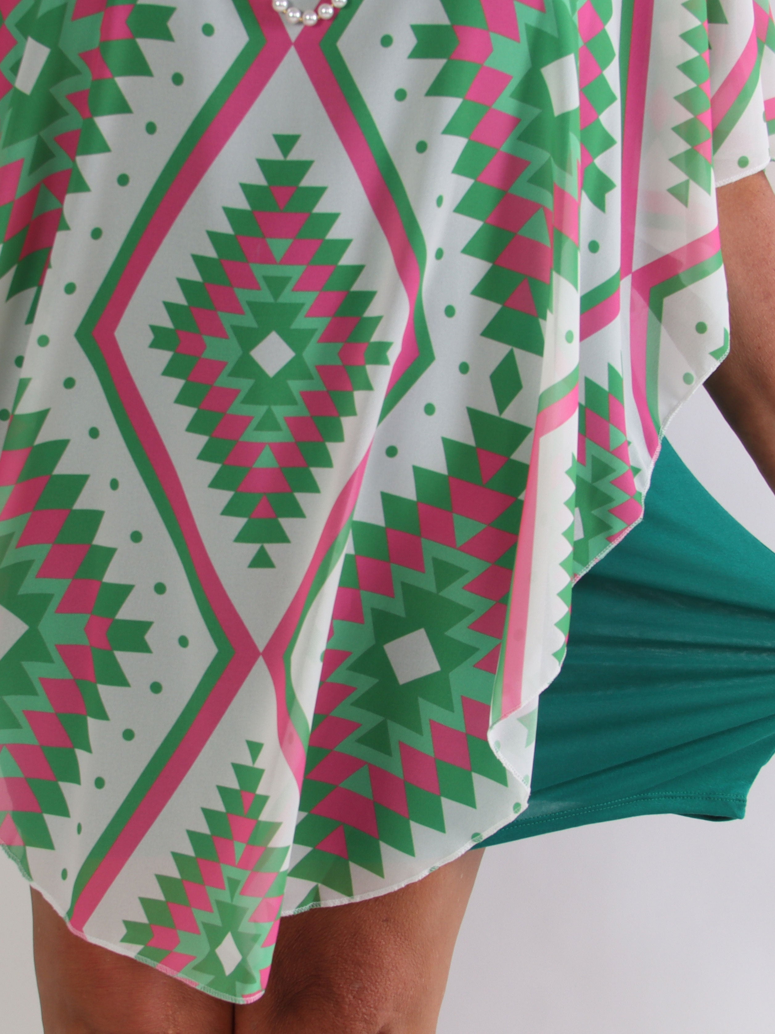 Kenya Graphic - Plus size kjole med et let grafiskmønstret chiffonstykke