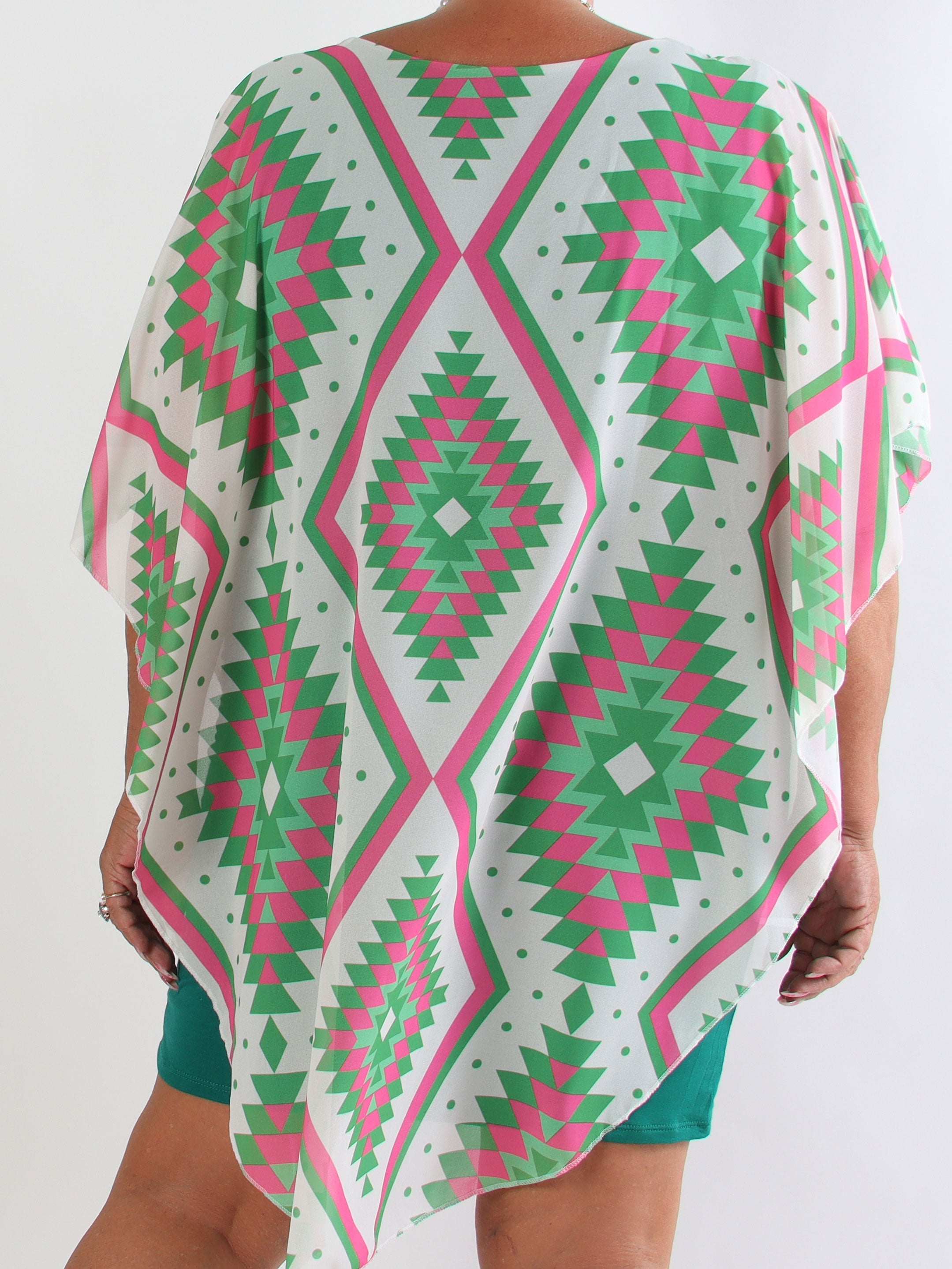 Kenya Graphic - Plus size kjole med et let grafiskmønstret chiffonstykke