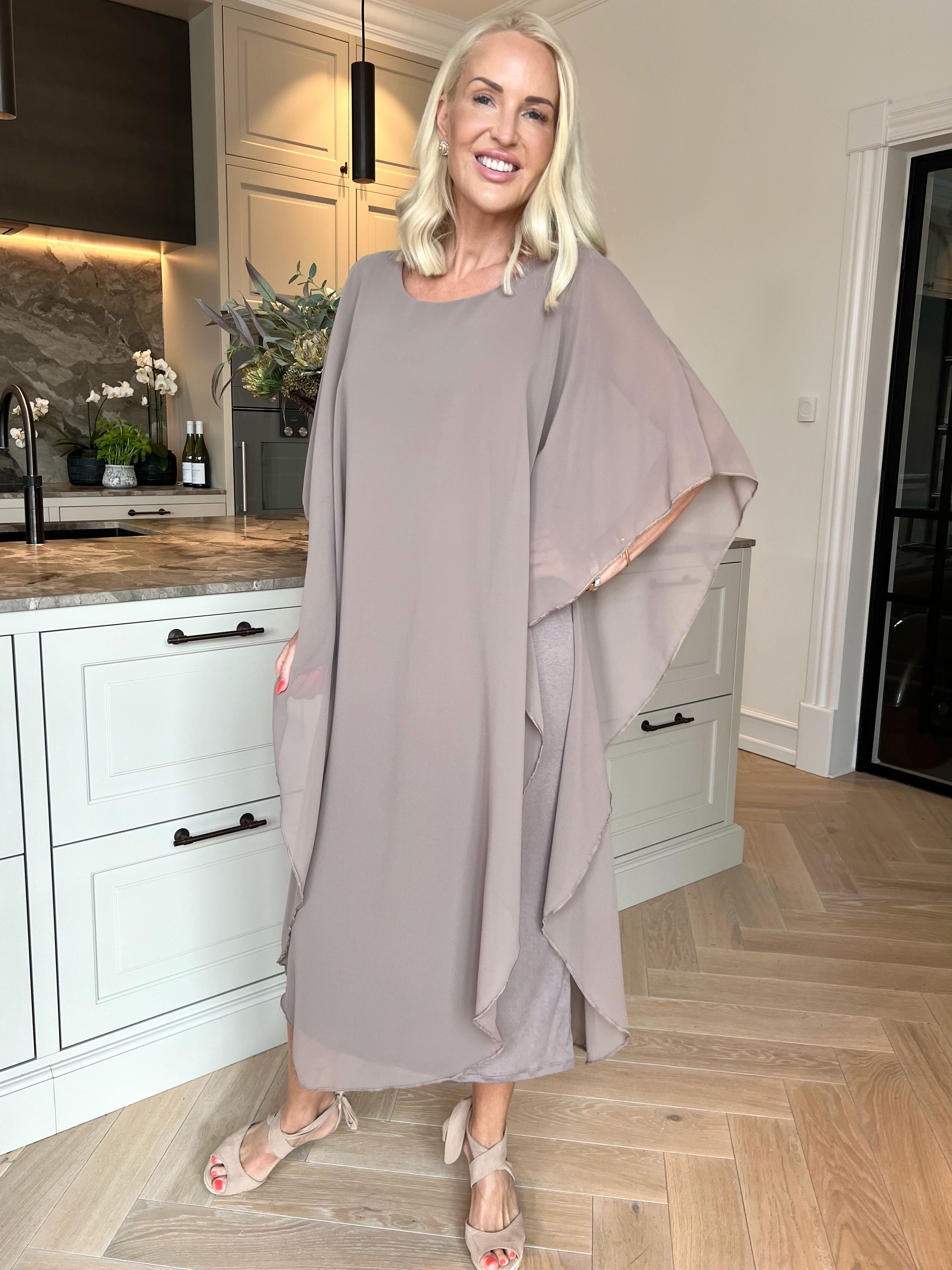 Kenya Long - Lang elegant kjole med let chiffonlag og rund udskæring