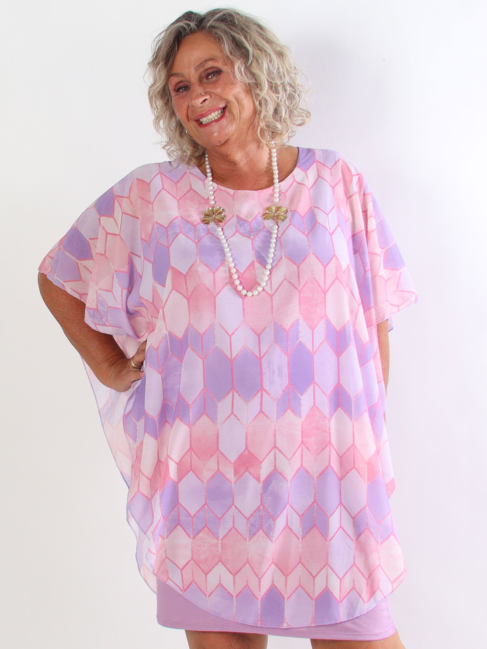 Kenya Pattern - Plus size kjole med et let mønstret chiffonstykke