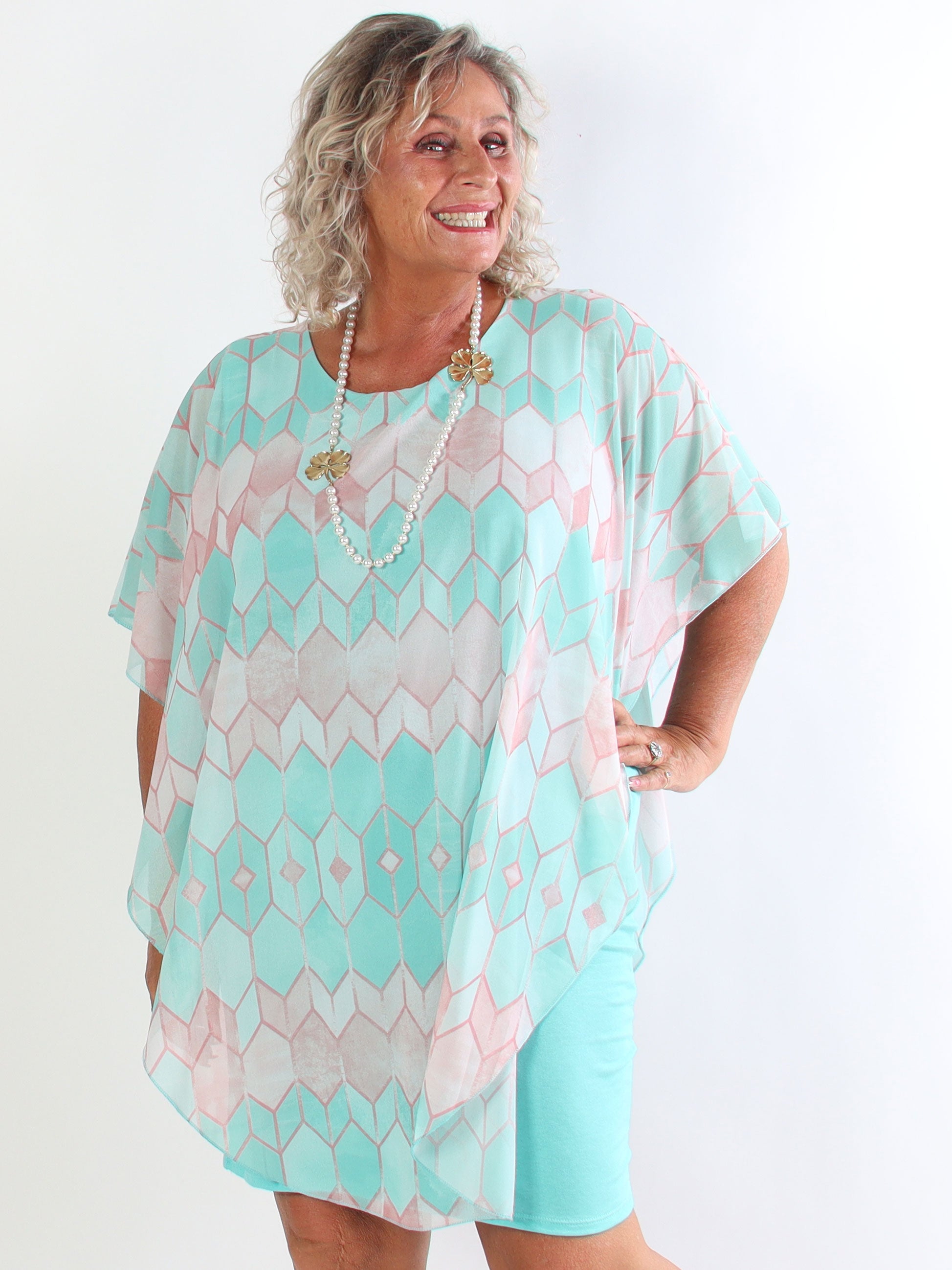 Kenya Pattern - Plus size kjole med et let mønstret chiffonstykke