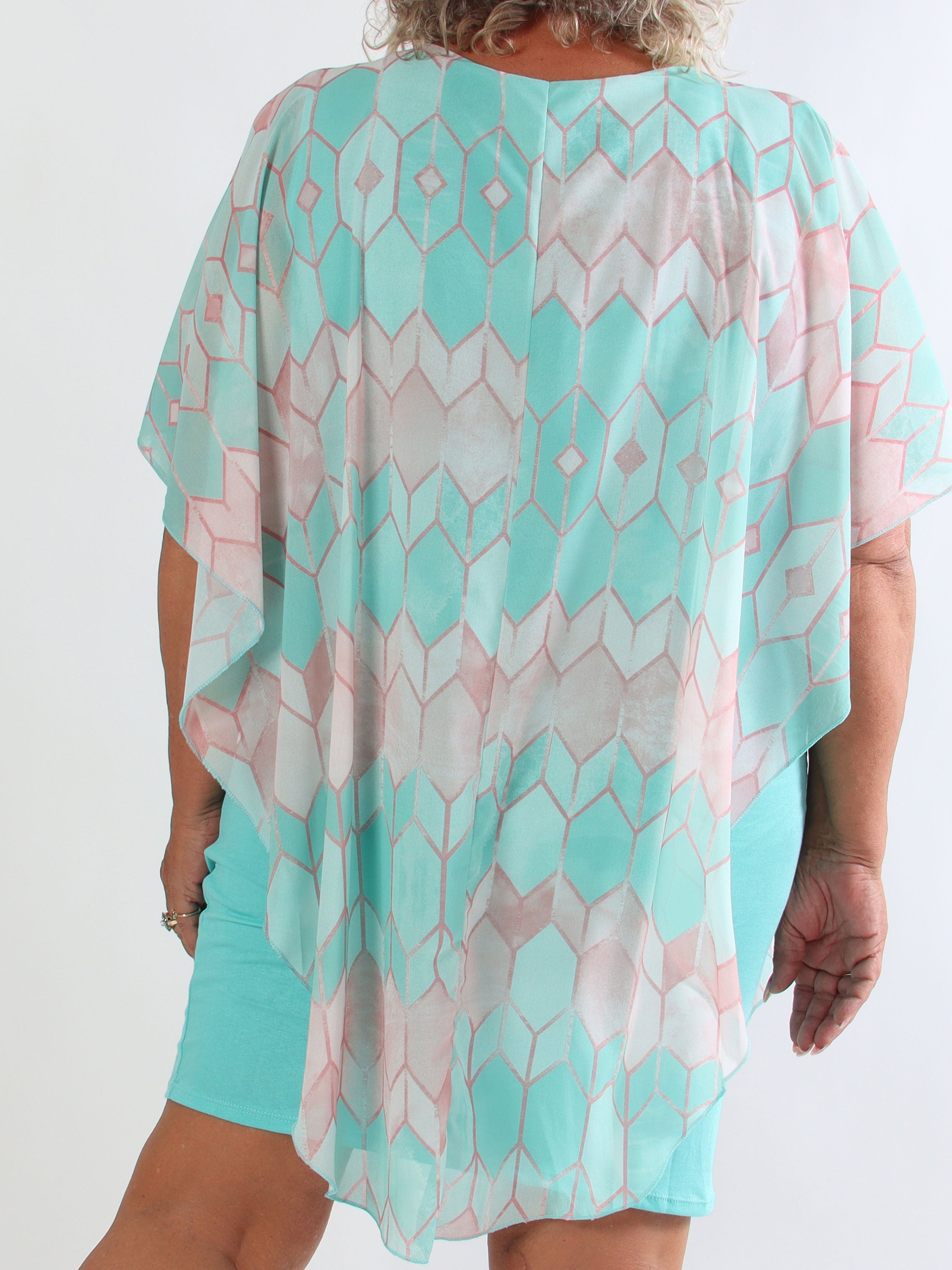 Kenya Pattern - Plus size kjole med et let mønstret chiffonstykke