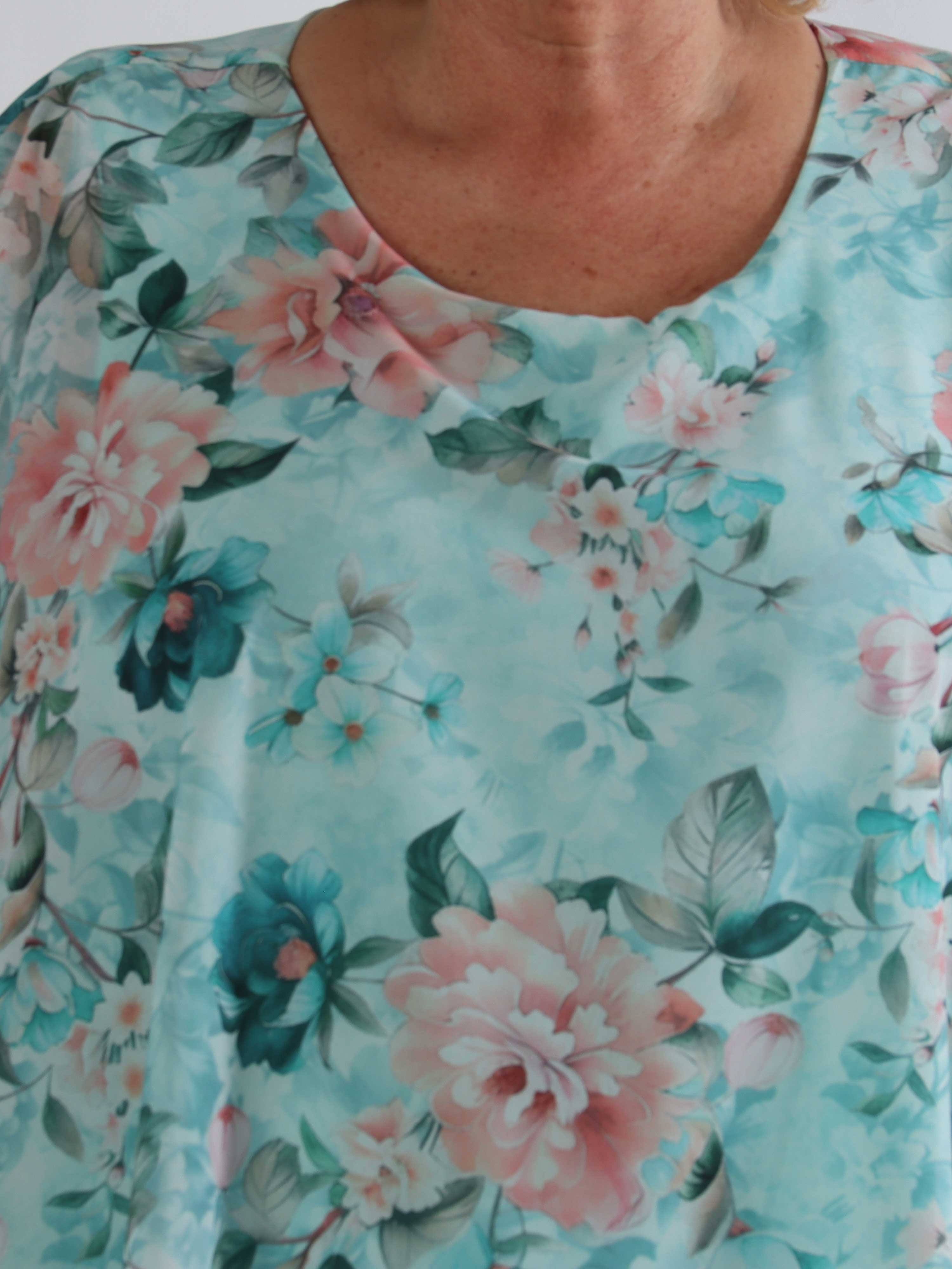 Kenya Flower - Plus size kjole med et let chiffonstykke
