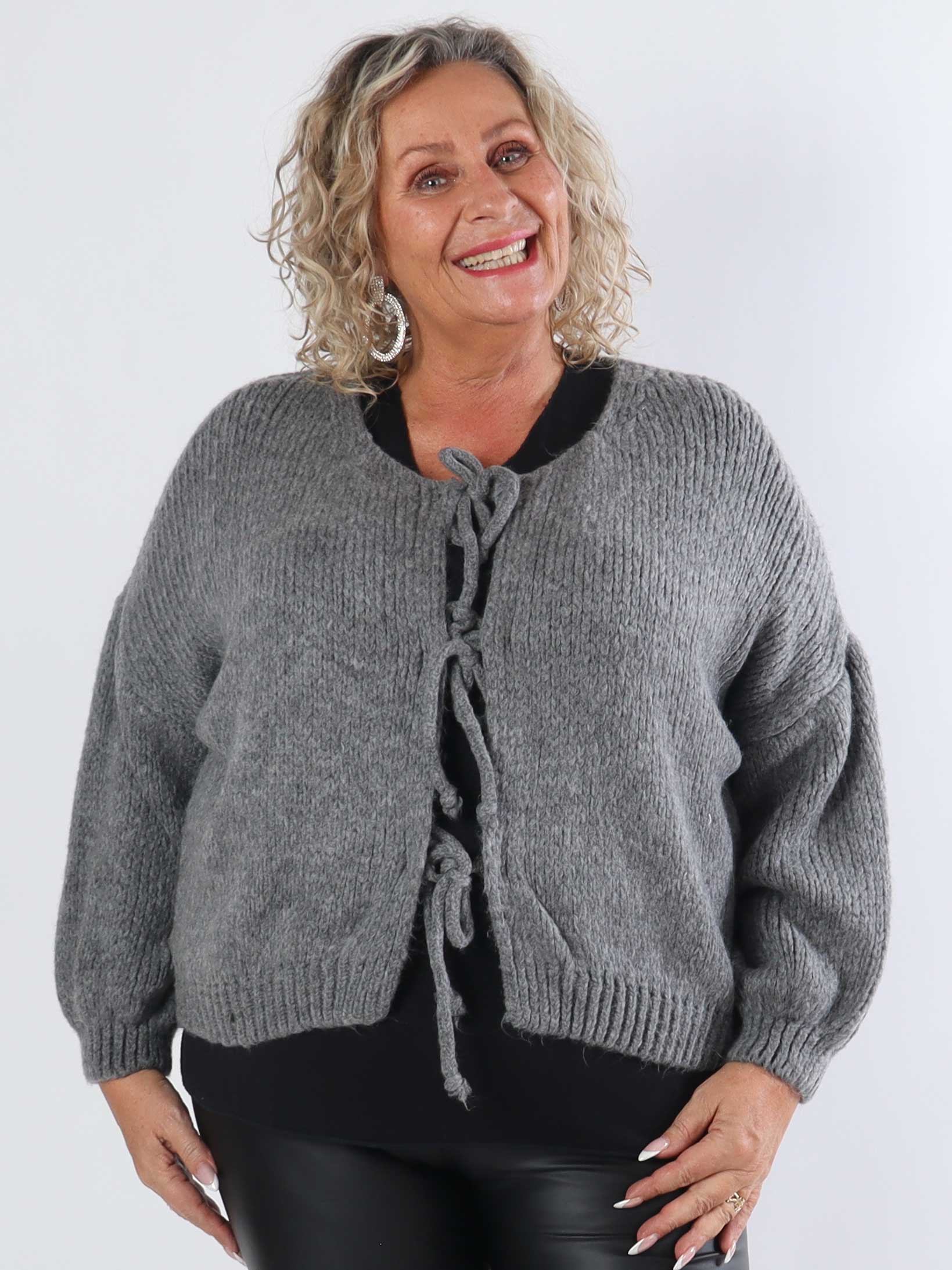 Kimberly - Söt stickad kofta i plusstorlek med rosetter