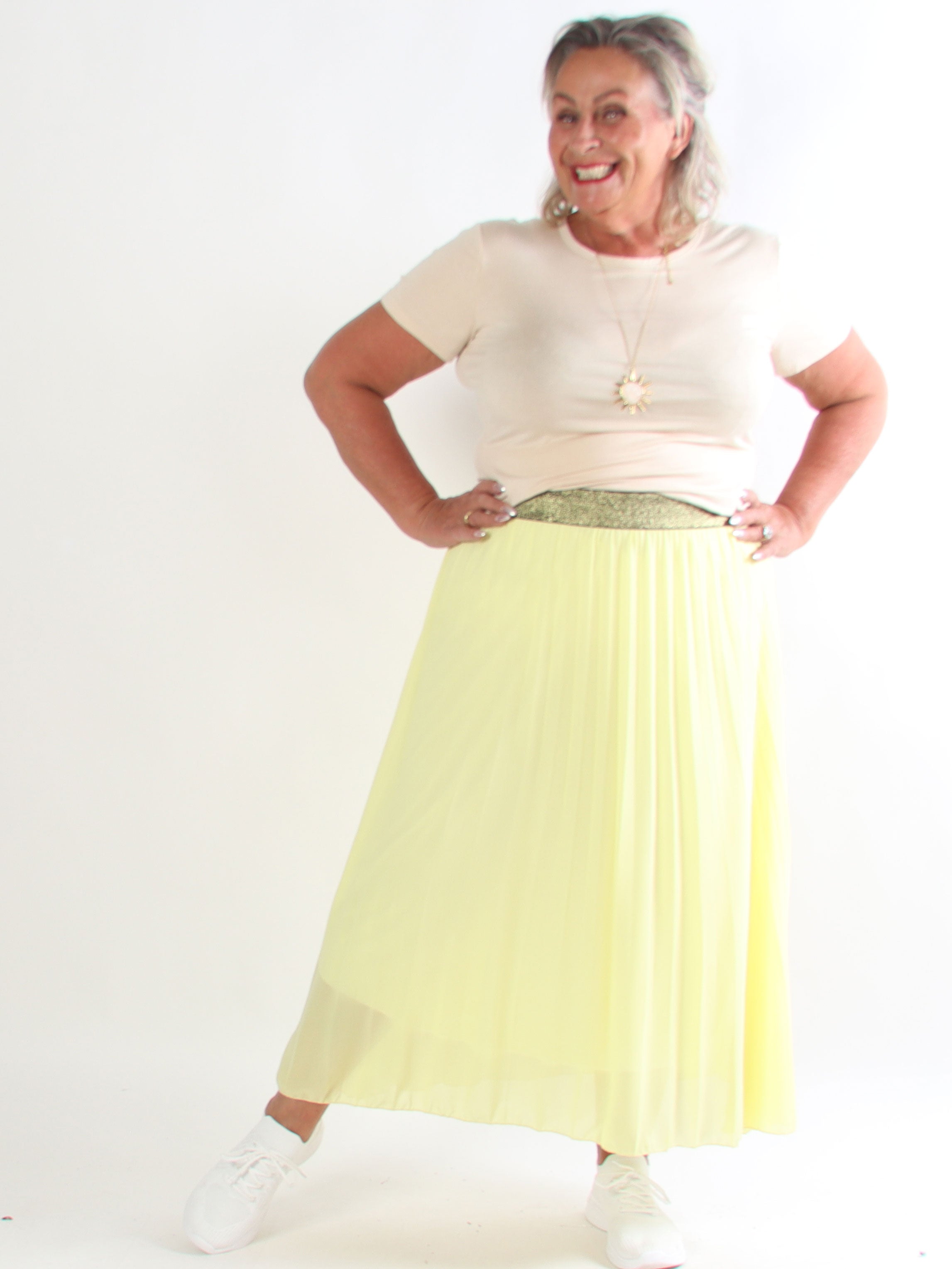 Kirila - Plisseret plus size nederdel i let chiffon med gylden elastikkant