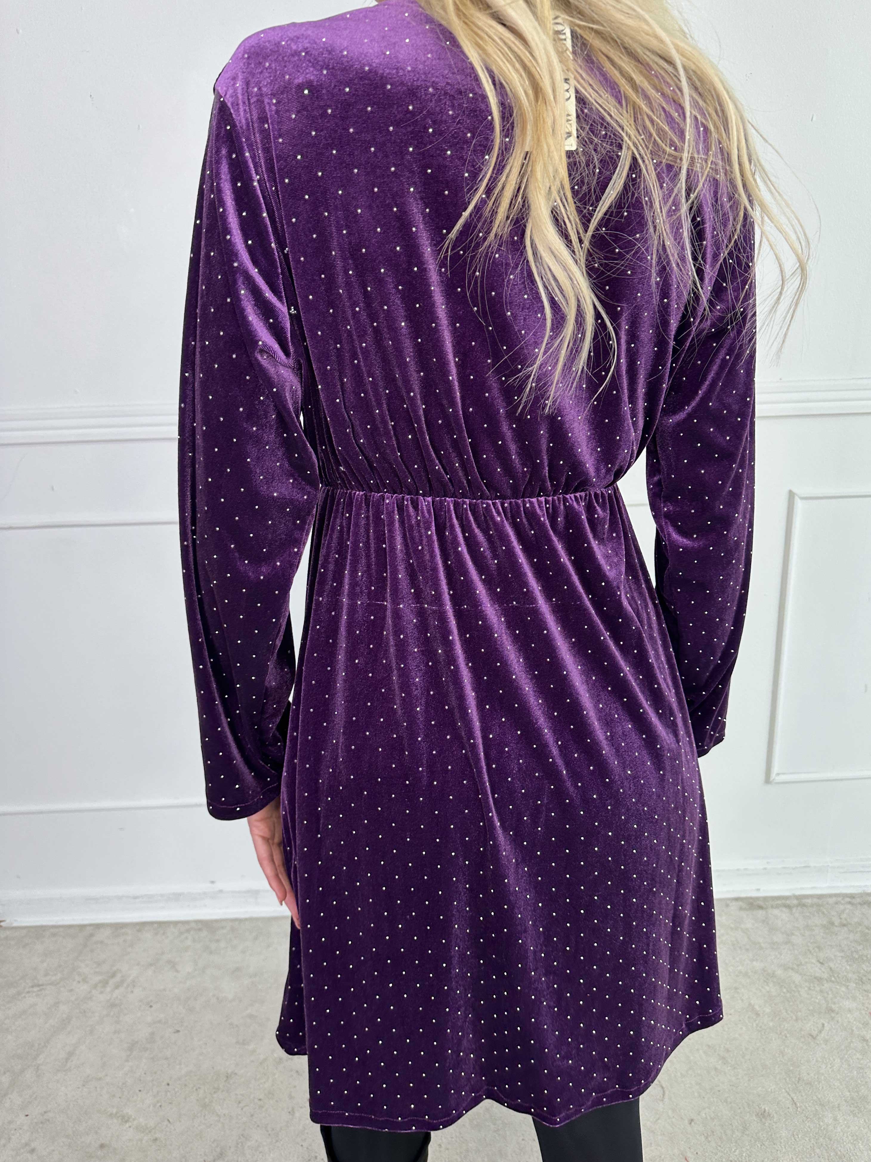 Kristil - Velourklänning med omlott-look och strass