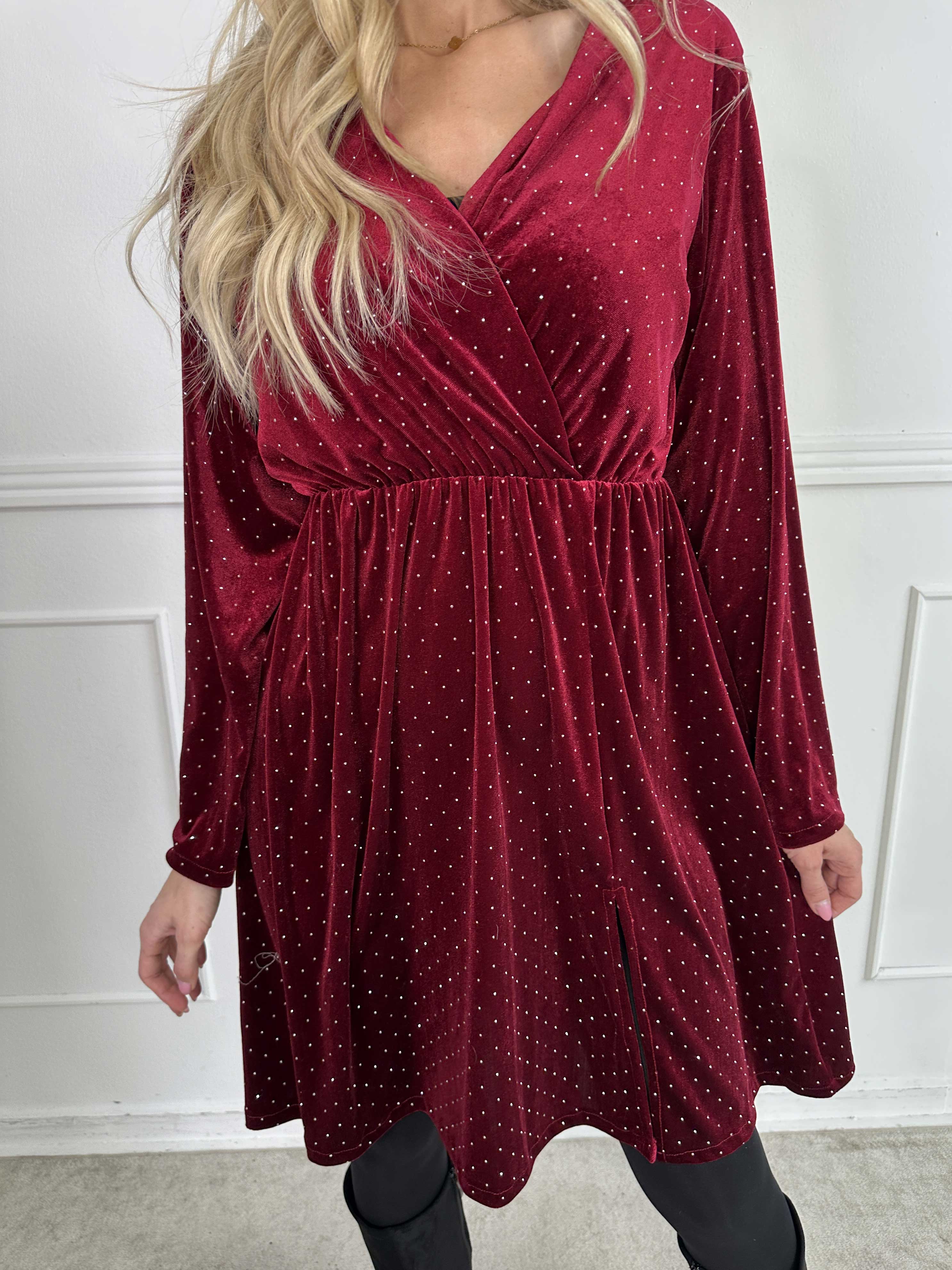 Kristil - Velourklänning med omlott-look och strass