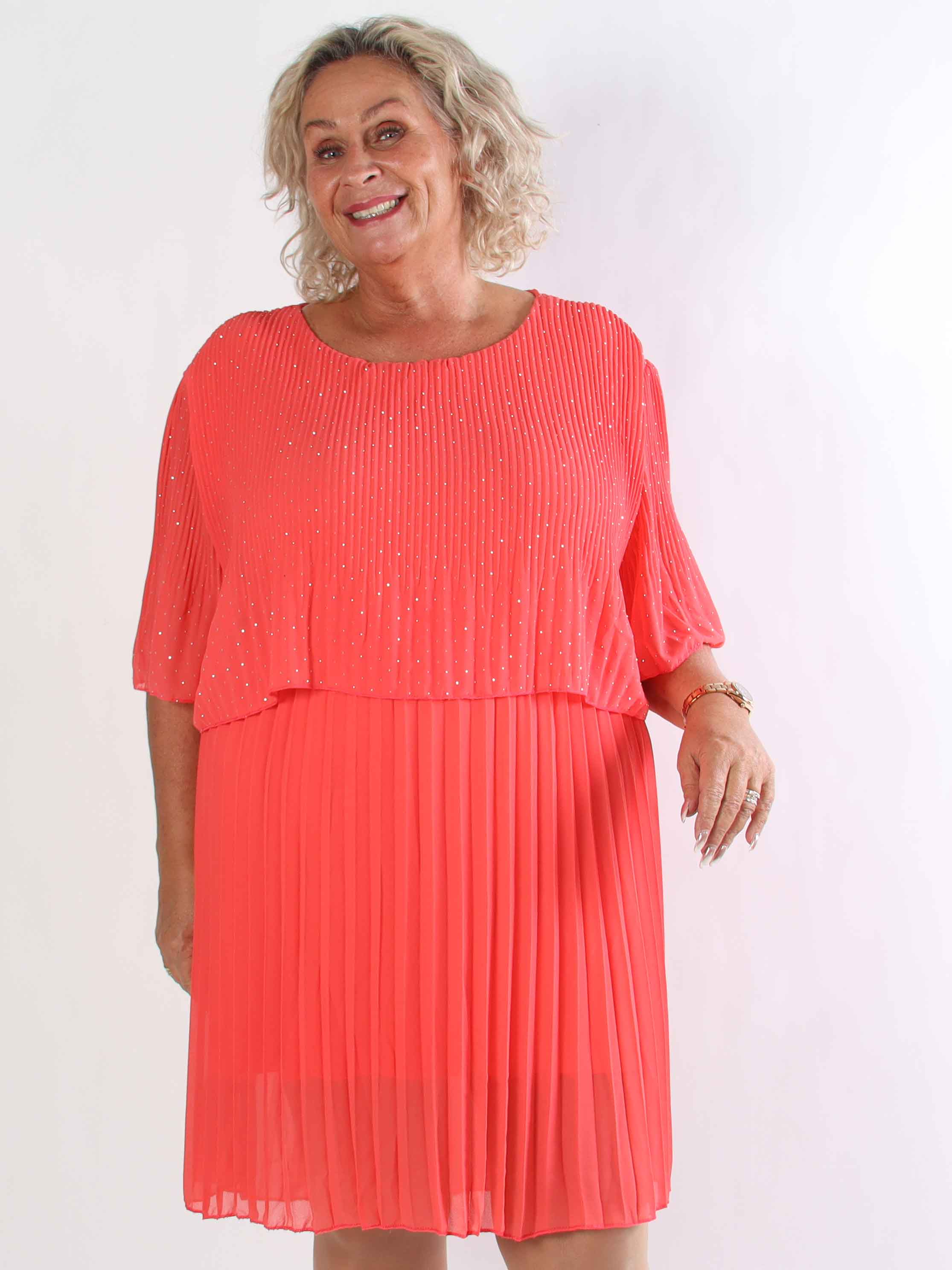 Kristina Crystal - Plisserad plus size klänning med strass och volanglager
