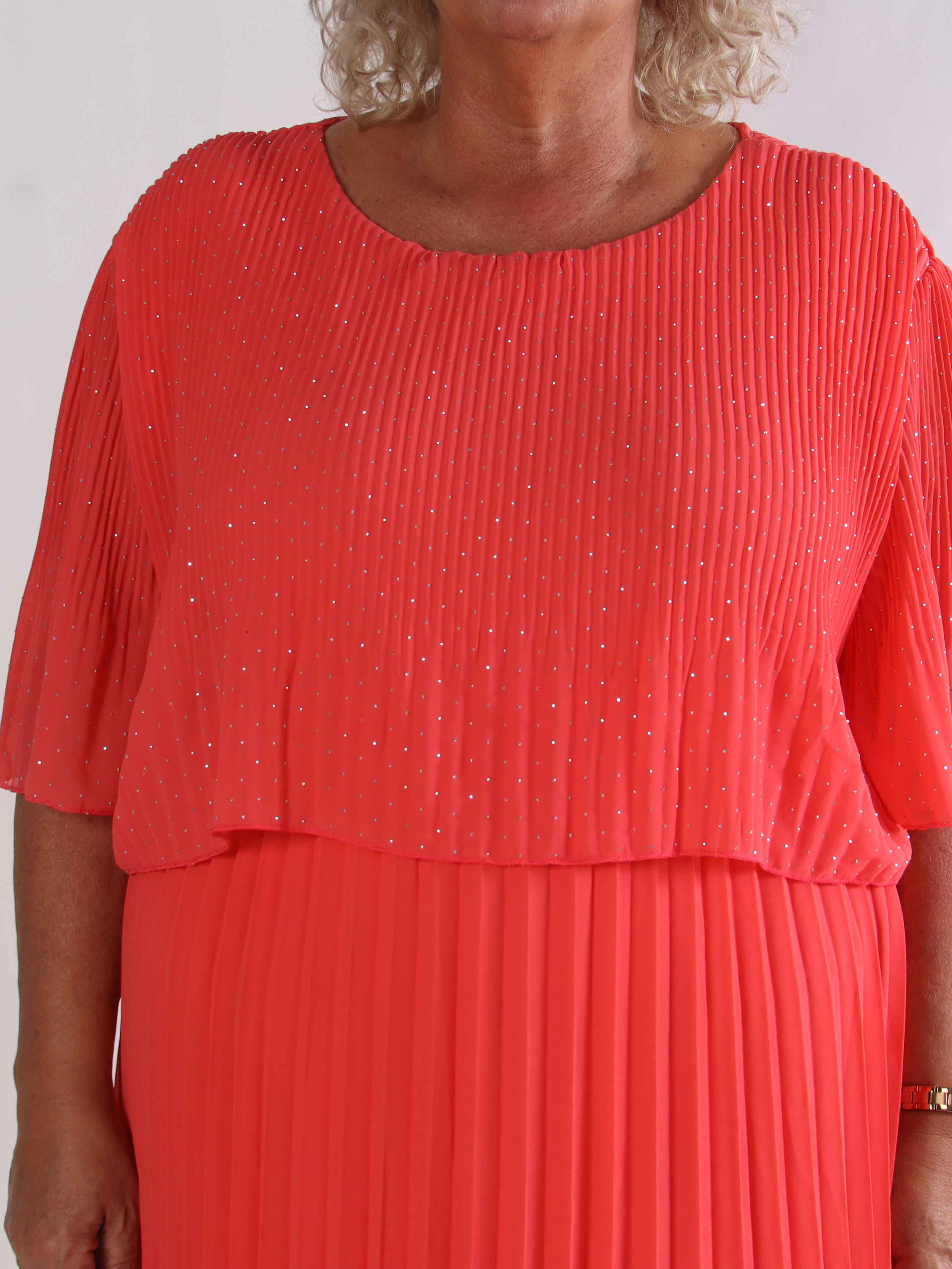 Kristina Crystal - Plisserad plus size klänning med strass och volanglager