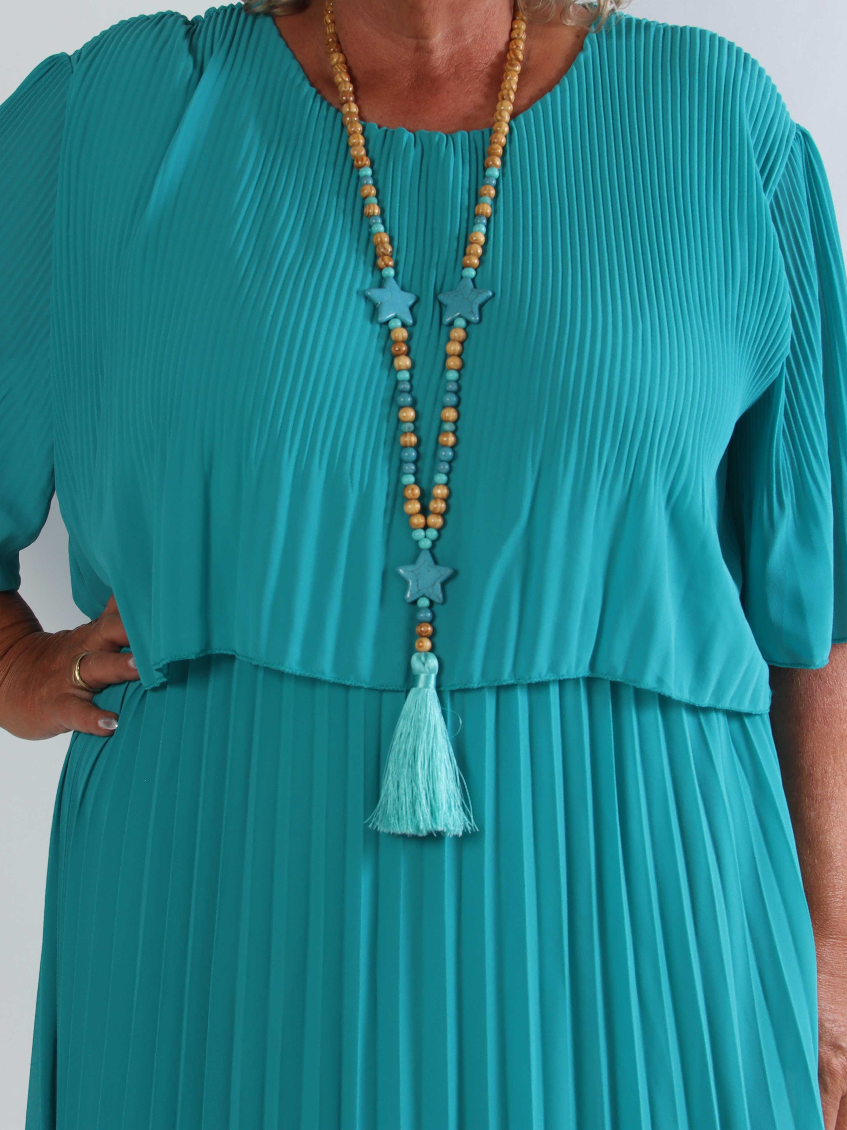 Kristina - Sød plisseret plus size kjole med flæselag