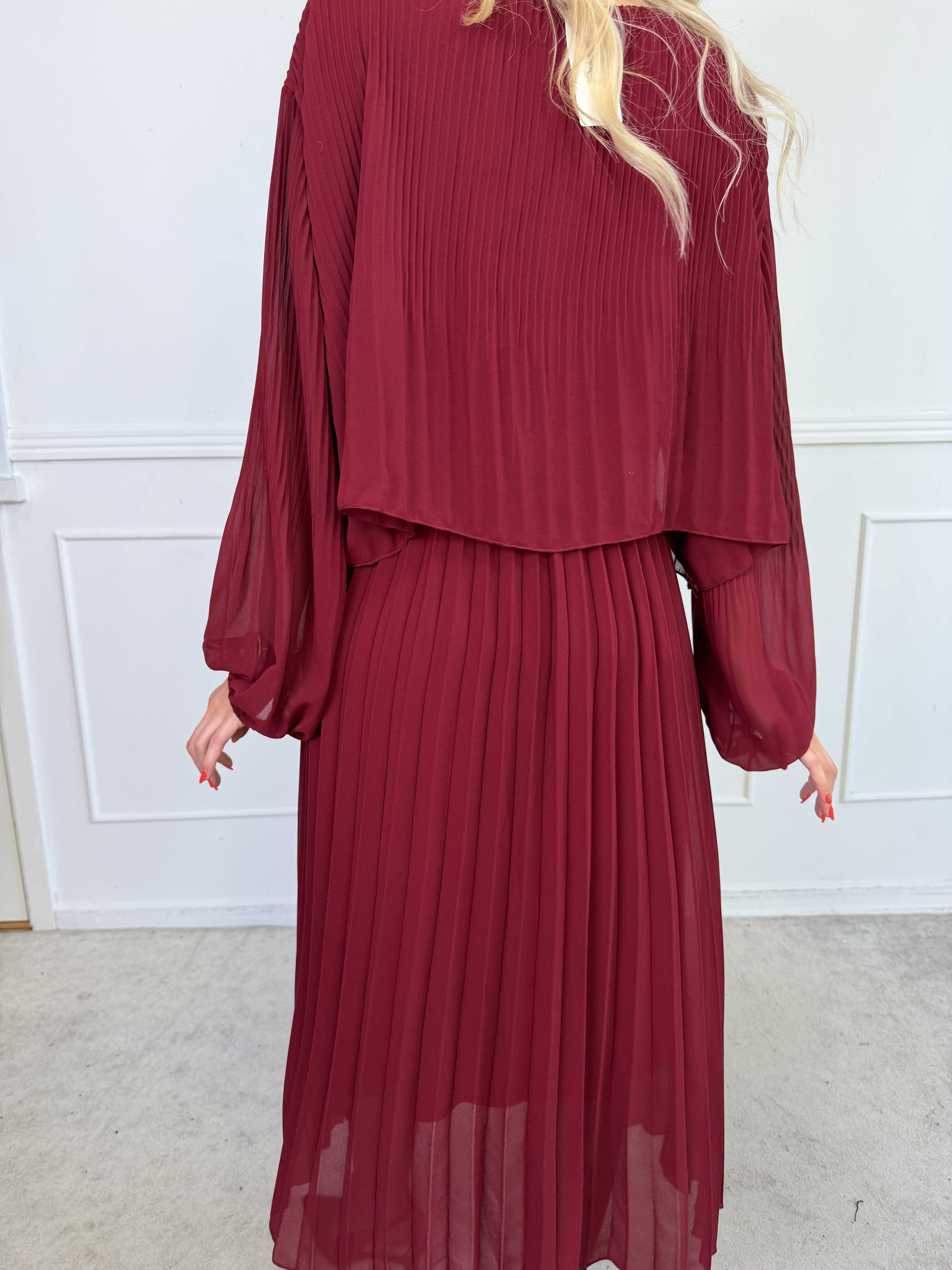 Kristina Long - Långärmad plus size klänning med plisseringar