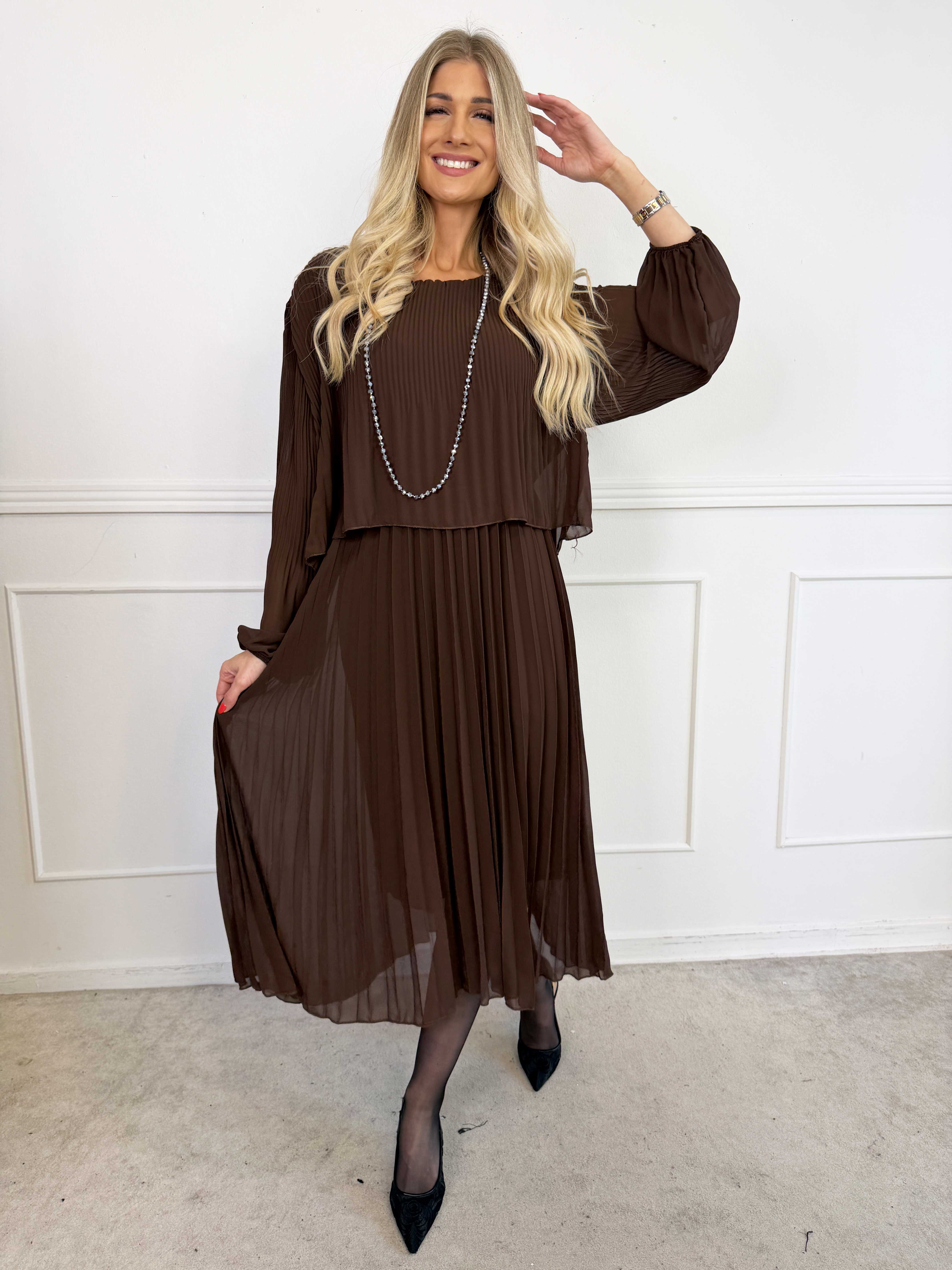 Kristina Long - Långärmad plus size klänning med plisseringar