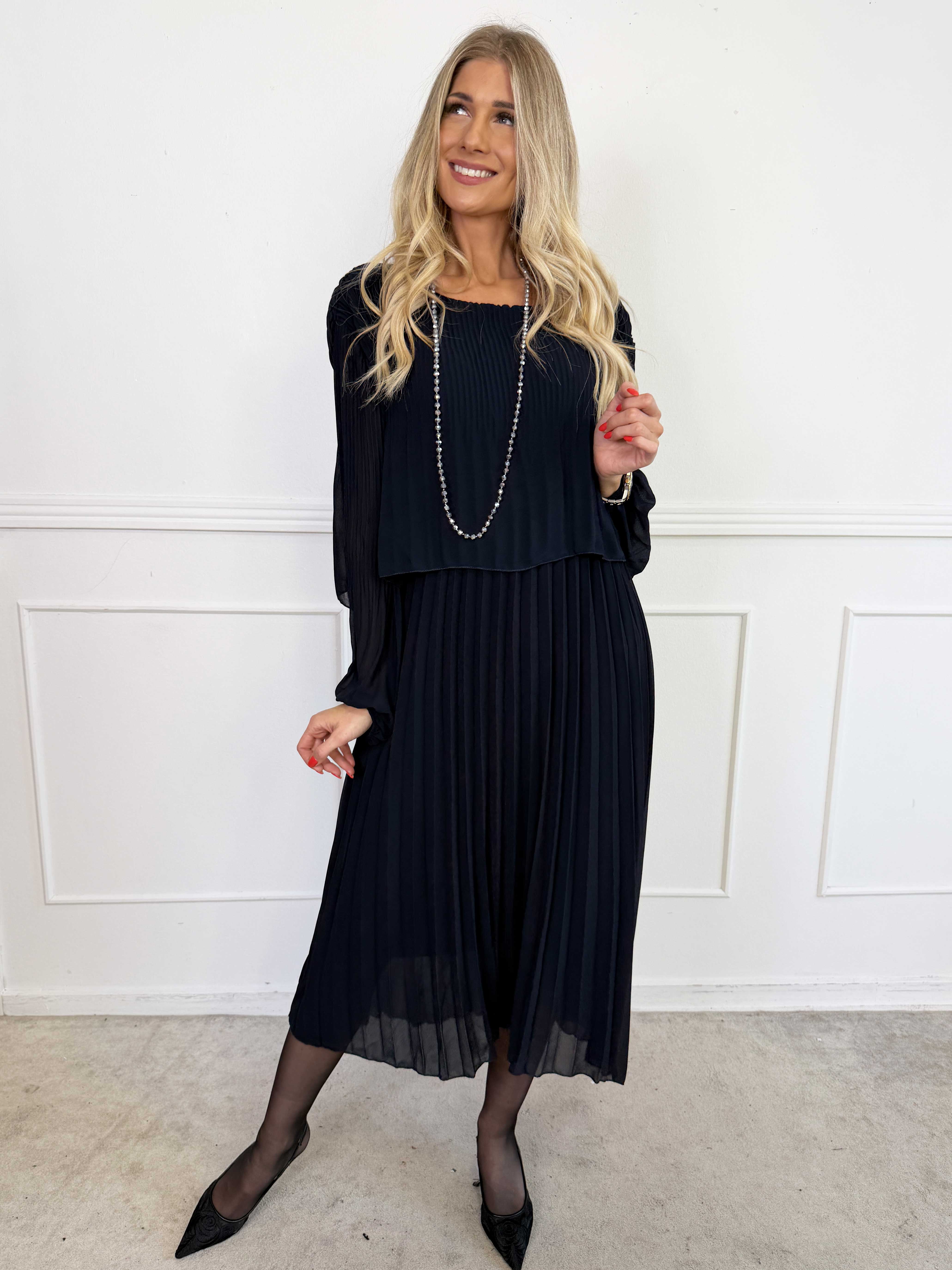 Kristina Long - Långärmad plus size klänning med plisseringar
