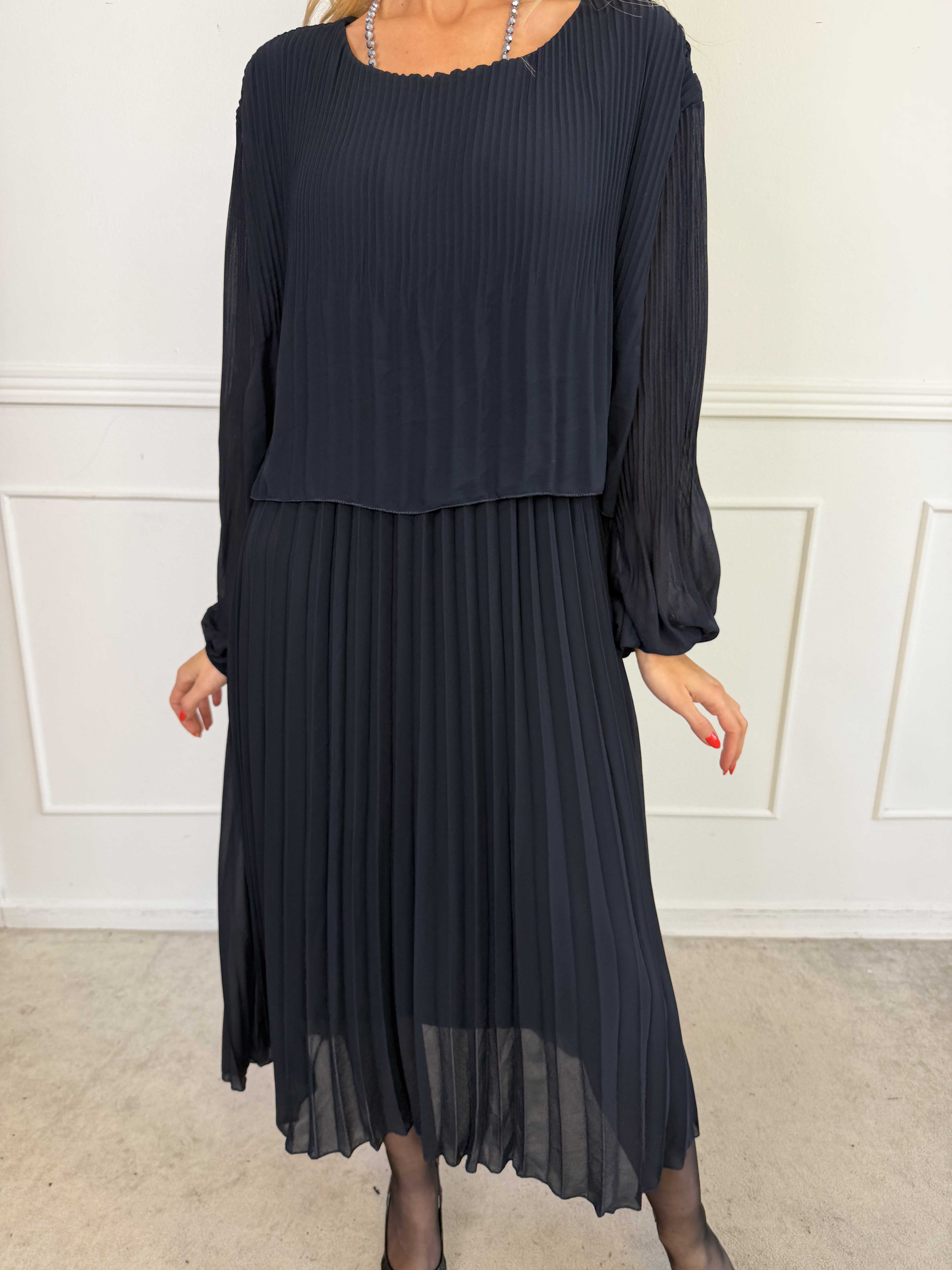 Kristina Long - Långärmad plus size klänning med plisseringar