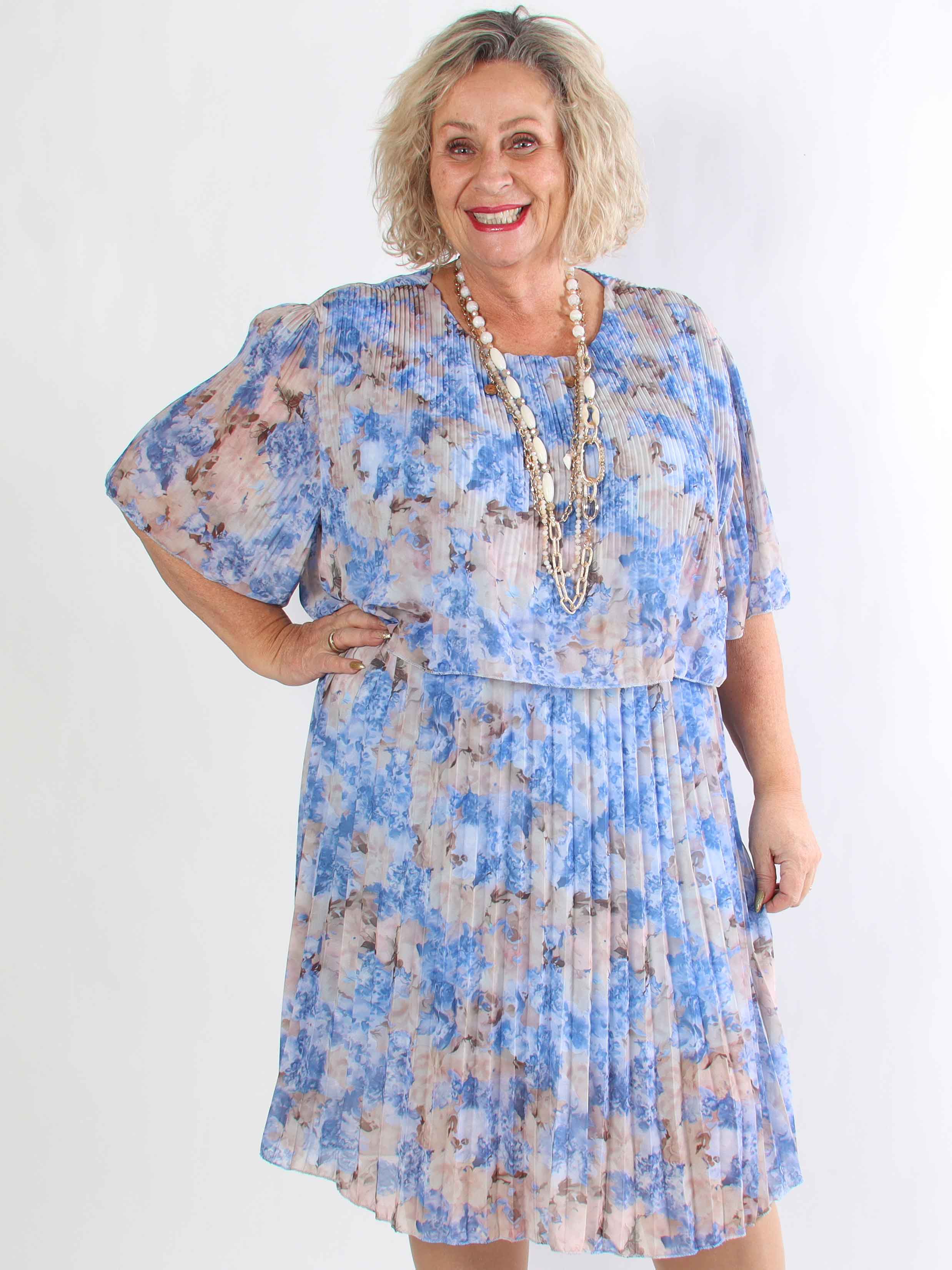 Kristina Flower - Sød blomstret plus size kjole med flæselag