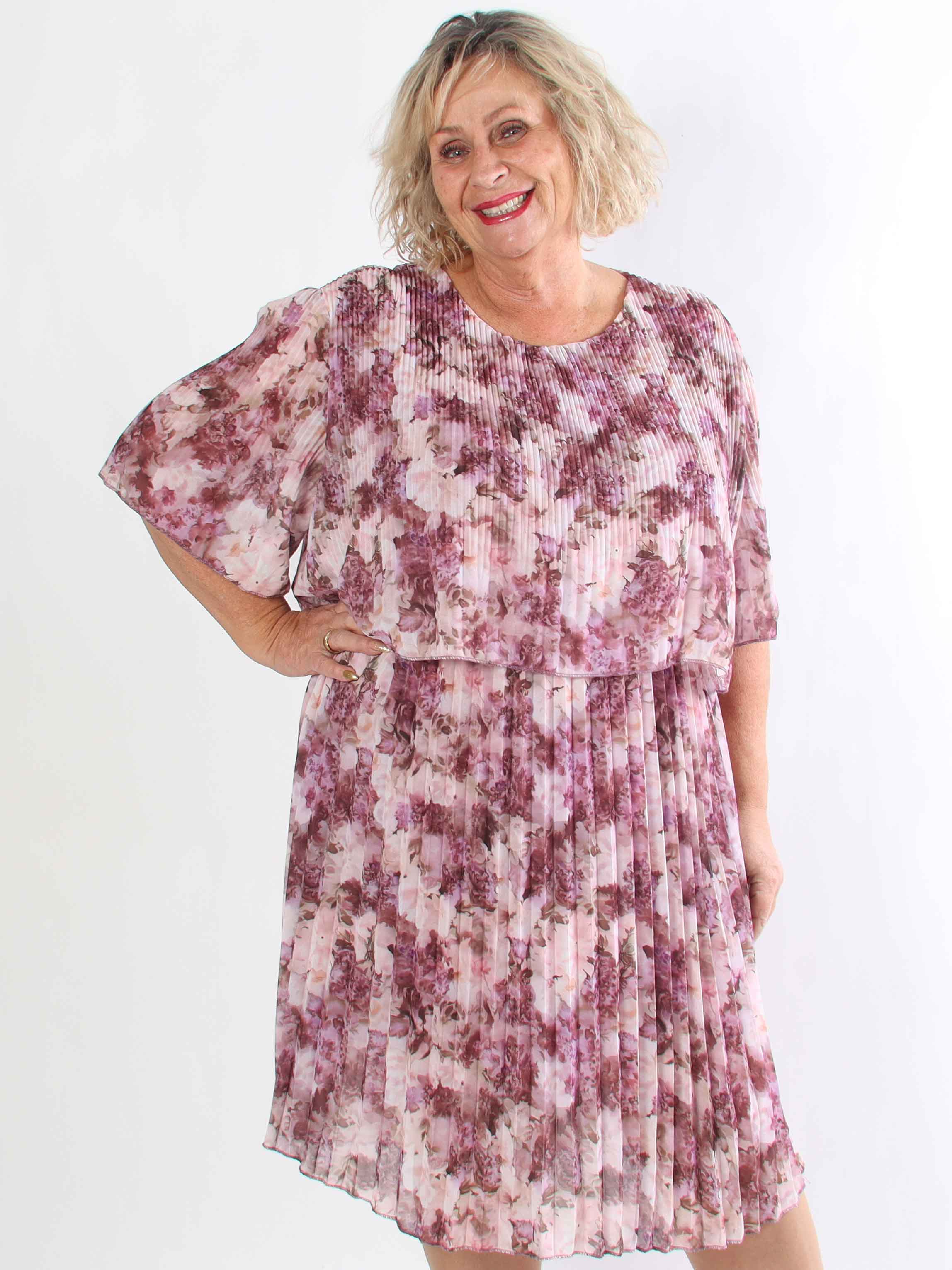 Kristina Flower - Sød blomstret plus size kjole med flæselag