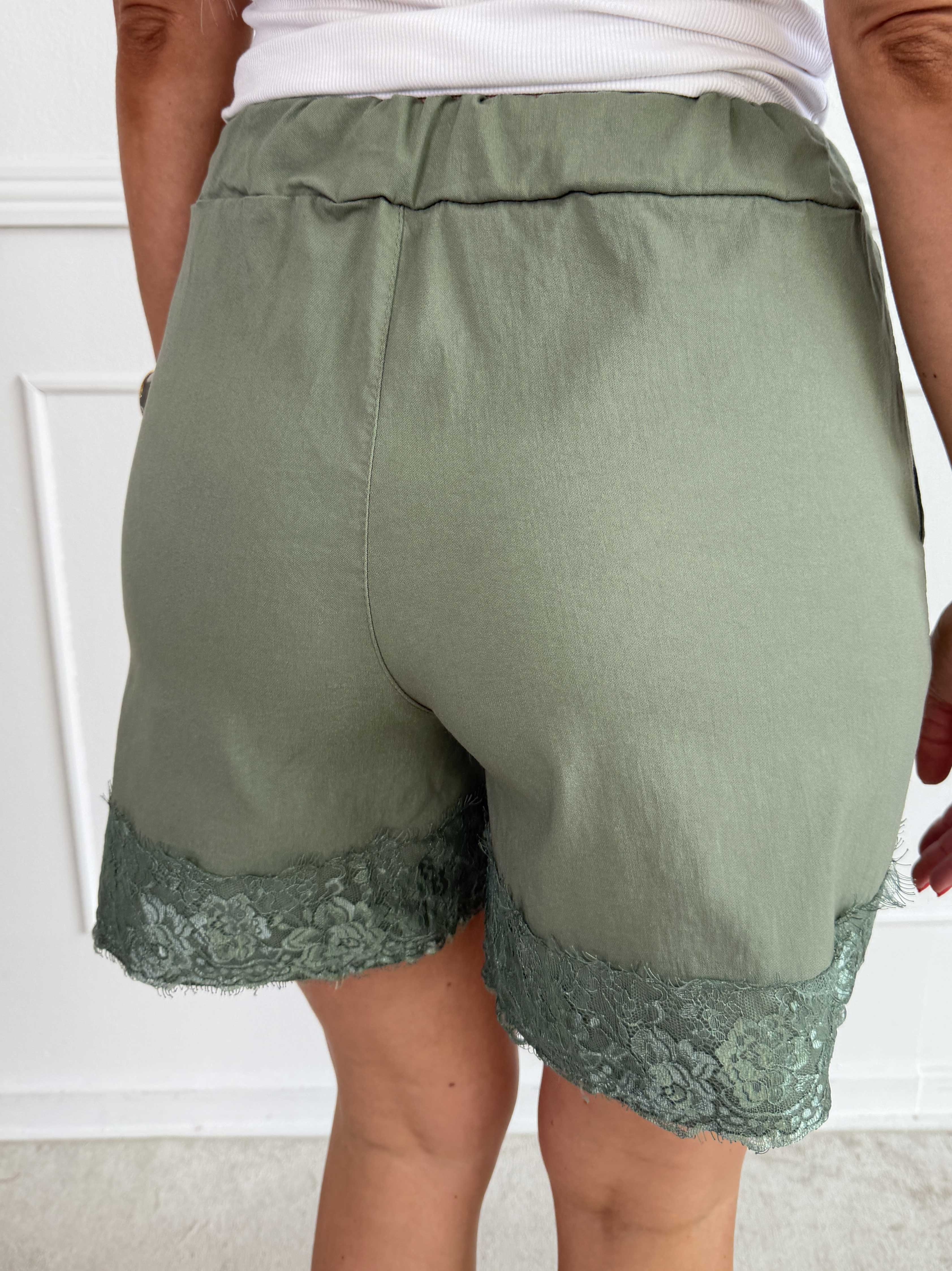 Lai - Skønne shorts i en viskoseblanding med fine blondekanter
