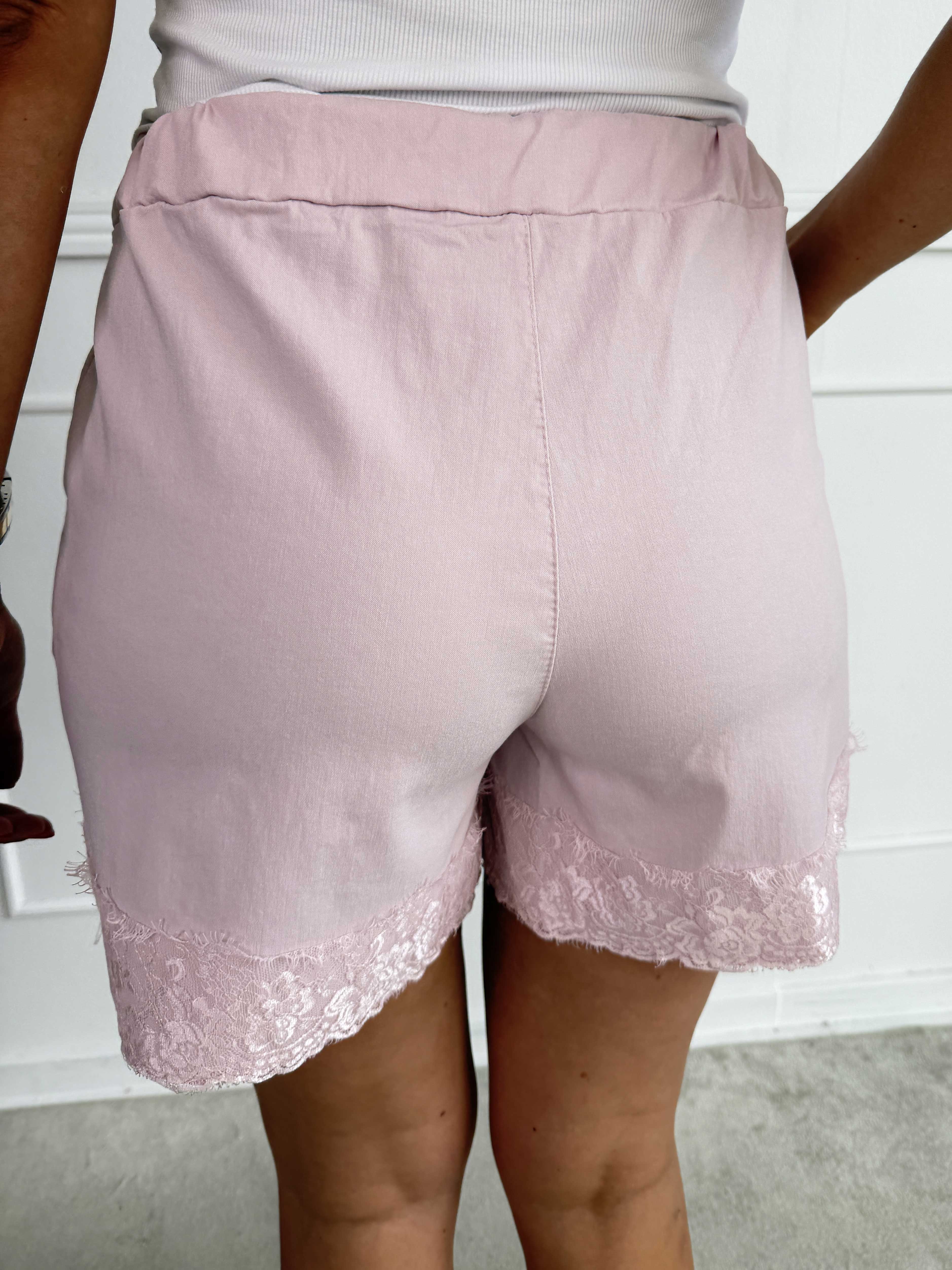 Lai - Skønne shorts i en viskoseblanding med fine blondekanter