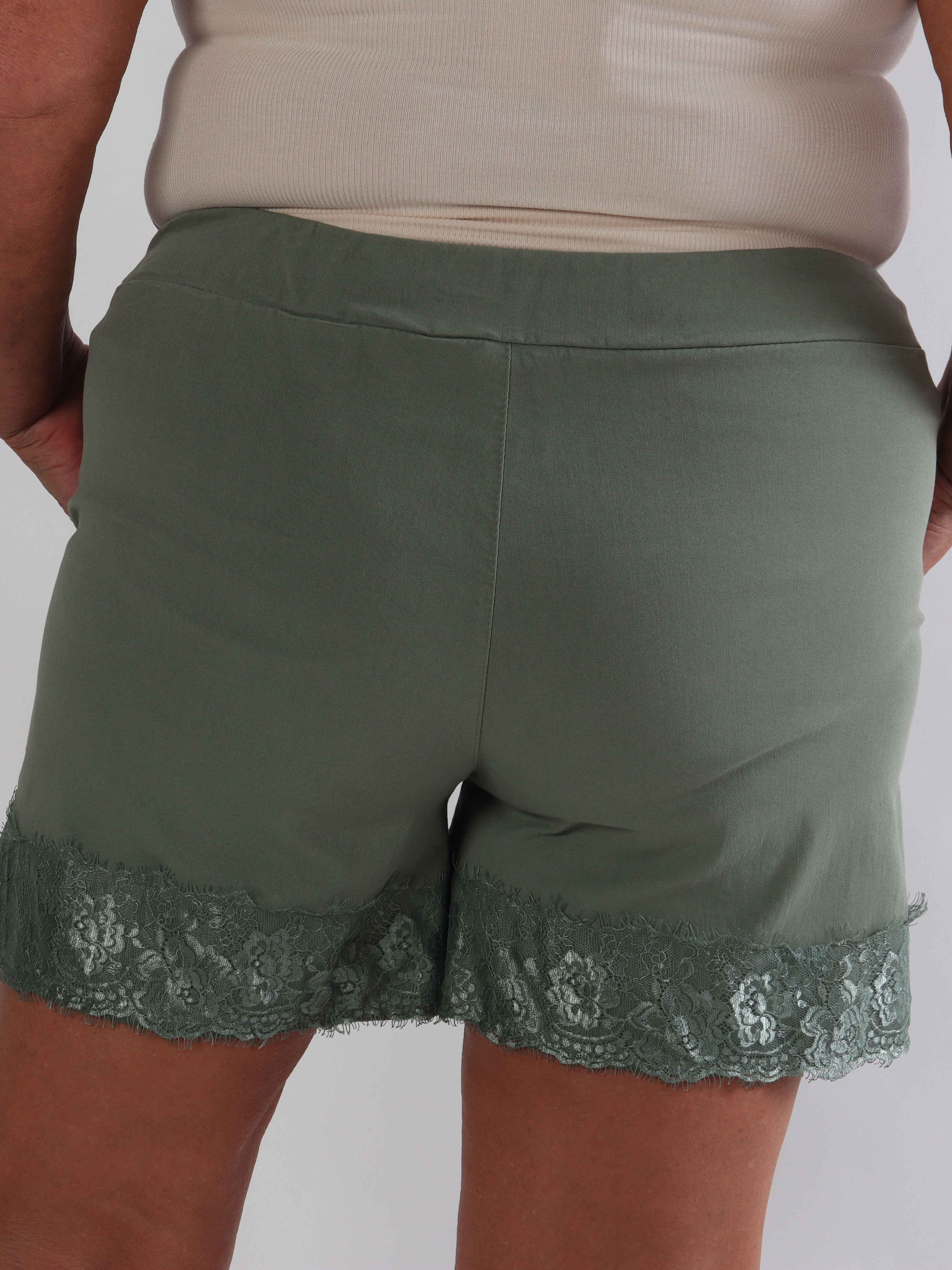 Lai - Skønne plus size shorts i en viskoseblanding med fine blondekanter